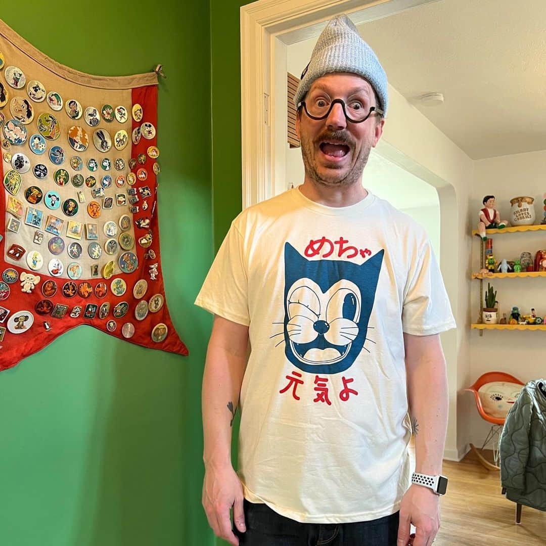 Jason G. Sturgillのインスタグラム：「Hey internet. So unless a bunch of people unfollow me after this post I somehow have 18k followers now and a lot of you are new so I thought I’d do the thing that people do by introducing myself.  My name is Jason Garland Sturgill, if you were curious what the G stood for. I’m from a small town in Southwest Washington near Portland, Oregon where I have lived as an adult since 1998. By that number you can tell I’ve been around for awhile, I’m 46 but have only been drawing for about 12 years. I didn’t draw much when I was a kid and didn’t think that was something that I would ever do.  I live with my wife, 12 year old son, a dog rescued from a Korean rescue (@wildheartspdx) and the being that really inspired this whole drawing adventure…our 14 year old scottish fold cat named Cheeto aka #cheetochan.  I’m blind in my left eye from a bb gun accident and yes I have seen the Christmas Story. I have Bipolar II, which is different from Bipolar I, and a lot of my personal work revolves around mental health and encouraging others to D̷E̷P͟R͟E͟S͟S͟ ̷I̷O͟N͟!   I thrive on travel and have not so secret aspirations of living overseas someday, Japan/Amsterdam/London would be preferable.   I do commercial work as well. Some of my clients include Warby Parker, Illustoria, The Quiet Life ( I did the 🤫 icon), and I’ve done all the beer labels for @wolvesandpeople from day 1. You can see more at jgspdx.com or jasonsturgill.com. I sell some merch through @buyoly and some other spots you can see in my profile link.  I have a Creative Mornings talk and some podcast interviews in the about section of my site if you want to hear me ramble on more about myself which I normally find hard to do.」