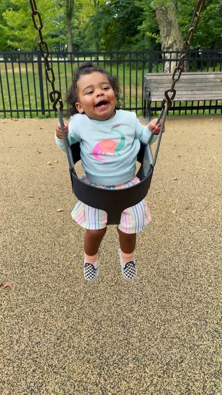 アリ・クリーガーのインスタグラム：「Living her best life until I yanked her off the swing to leave (wayyy past her bedtime) and then had a complete meltdown. Bless.」