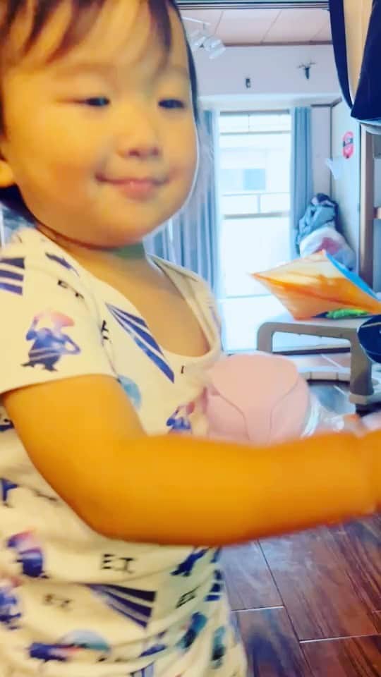 のインスタグラム：「バイキンマンになりきるアホな親子 #2歳」