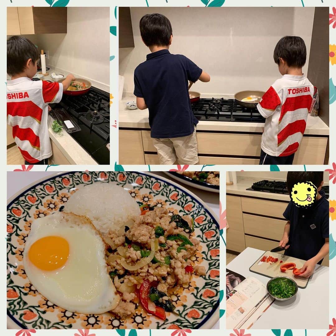 小倉優子さんのインスタグラム写真 - (小倉優子Instagram)「長男と次男と一緒に ガパオライスを作りました✨✨  今日も長男がレシピ本を見ながら作るっている隣で、私はアシスタントをしました😊❗️  子供達と一緒にキッチンで料理をする日がくるなんて✨✨ なんだか信じられないです笑」7月18日 22時46分 - ogura_yuko_0826