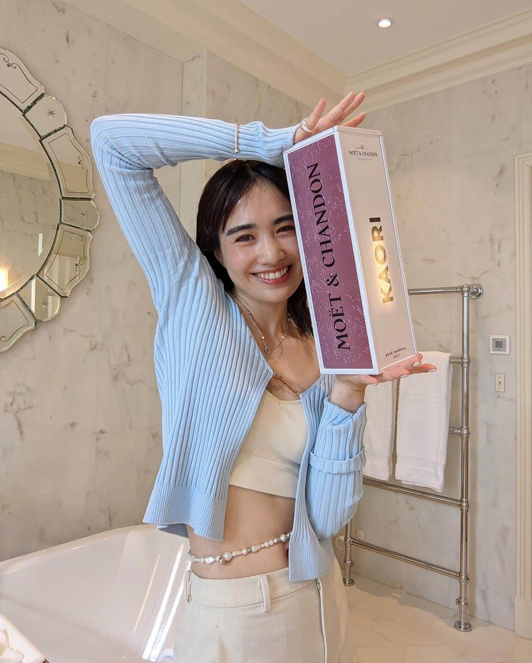 渡邉香織のインスタグラム：「個展の協賛にも入ってくださった @moetchandon のコルクの抜ける音はお祝いの音だからこれからたくさん聞けるといいな！🍾💐」