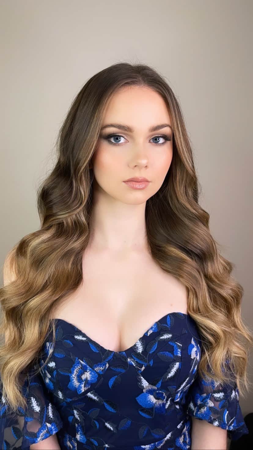Dana Raeのインスタグラム：「The difference a hairstyle can make 💙  Thank you @sittingprettyhalohair for this beautiful halo and the talented @phoebetranmua for creating this look  •⠀⠀⠀⠀⠀⠀⠀⠀ •⠀⠀ ⠀⠀⠀⠀⠀⠀ •⠀⠀⠀⠀⠀⠀ #sittingprettyhalohair #halohairextensions #hairvolume」