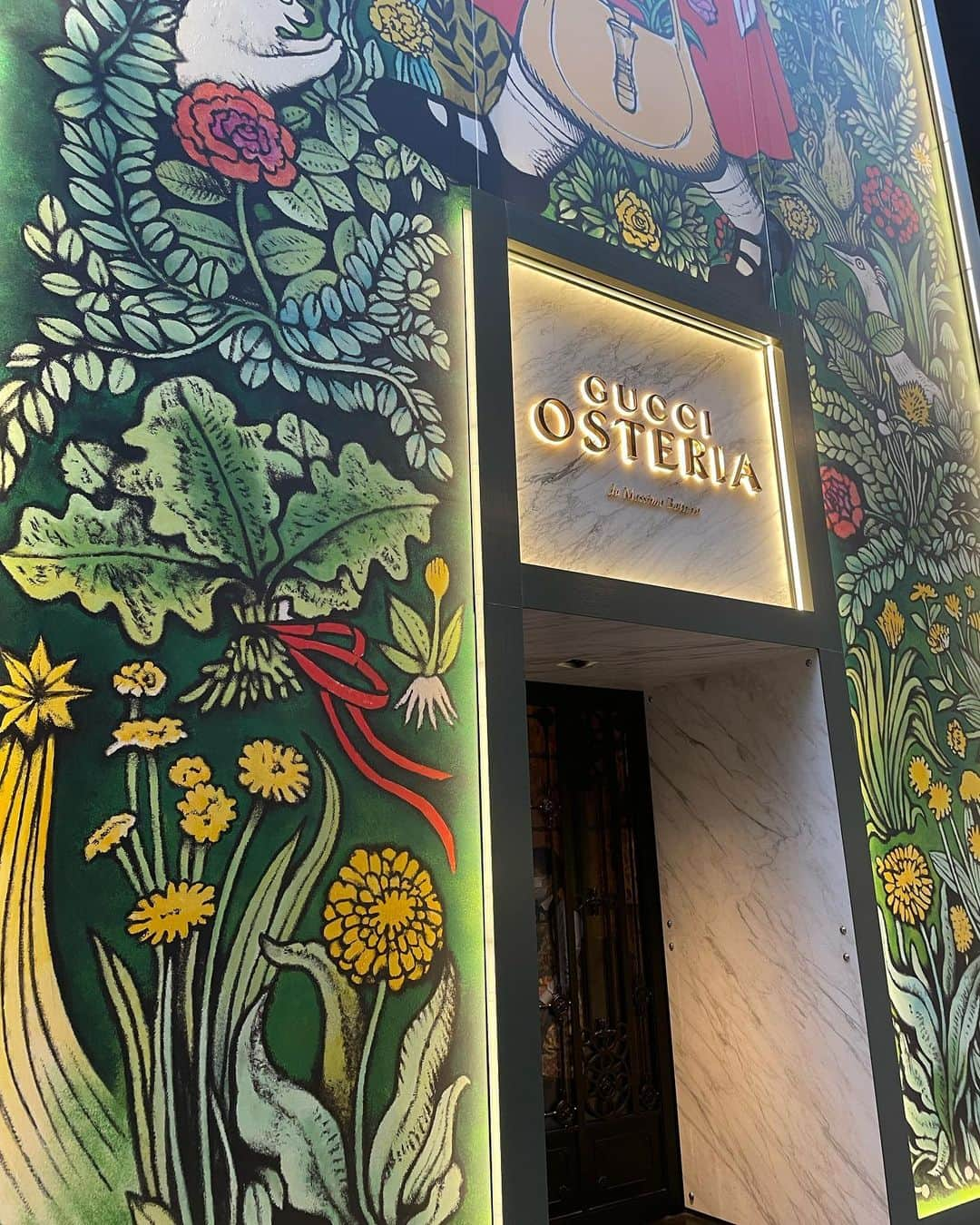 金子一輝のインスタグラム：「ご縁がありGucci Osteria da Masslmo Botturaでお食事させていただきました😋 おいしいお酒においしいお食事で大満足です😆✨ ありがとうございました🙇‍♂️」