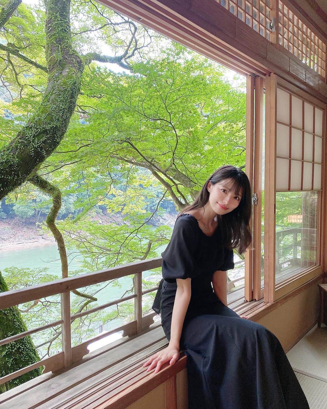 橘沙奈のインスタグラム：「* 京都に訪れる度に行ってみたいなと思っていた 星のや京都に今回行ってきました🌟 * お部屋に入った瞬間感動🥺 目の前に嵐山の景色桂川が眺められるお部屋で、 景色も内観も素晴らしかった🍁.*･ﾟ * * 館内はアクティビティも充実してて お抹茶がたてれたり、和楽器の演奏が聴けたり、 川沿いのカフェでお茶が出来たり、 ゆったりとした時間が楽しめます🎶 * 暑さが厳しいと聞いていた夏の京都を 川沿いのお宿で心地良く過ごす事が出来ました😌 * 〜続く〜 * * * * * * * * * * * * * * * * * * * * * * * #星のや京都 #星のや #星野リゾート #嵐山 #京都旅行 #京都宿 #京都」
