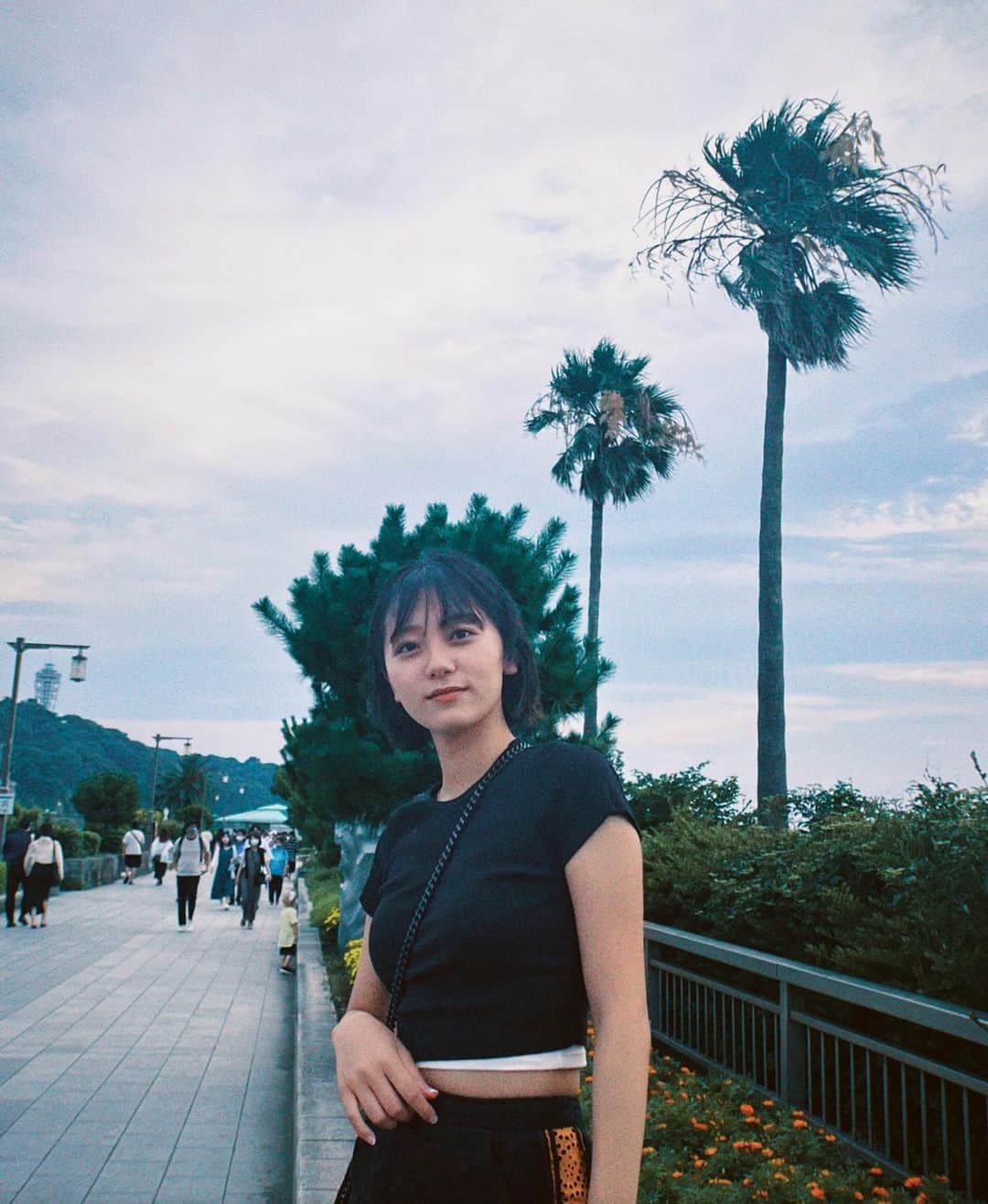 工藤綾乃のインスタグラム：「海の日はやっぱり海でしょう🥰 追い風で髪がボサボサなってます 波の音を聴きに行きました #海の日#海」