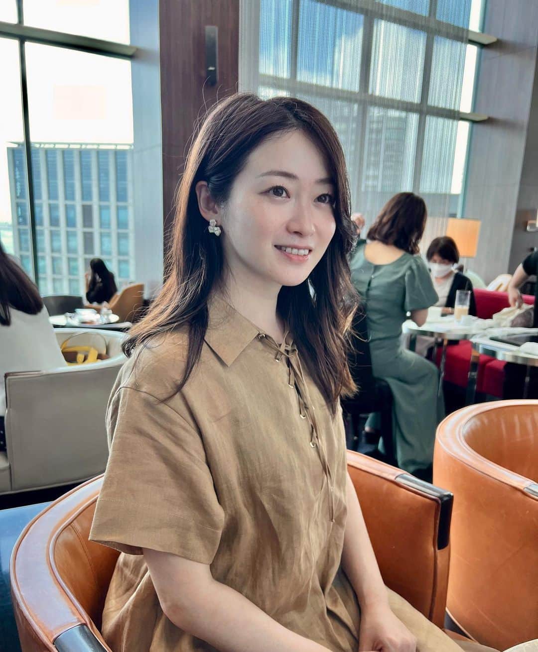 のインスタグラム：「大好きな友人たちとコンラッド東京でアフタヌーンティー🌸桃をテーマにした感動的な美味しさのオンパレードだった🎉 ㅤㅤㅤㅤㅤㅤㅤㅤㅤㅤㅤㅤㅤ ちなみに、メンバーの一人は今インスタで話題のアクセサリーブランドやってて💐付けてるとよく褒められる写真のピアスも彼女のデザインのもの🫶  あとお洋服はCONINAの夏の新作！身長小さい私はロングスカートのワンピース難民なんだけどやはりこれはぴったり！さすが！ #コンラッド東京　#アフタヌーンティー　#ヌン活 #nearanddear #CONINA #コヒナーさんと繋がりたい」