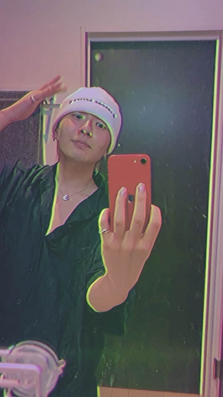 鈴木聖七のインスタグラム：「本日で21歳になりました！ 沢山のお祝いメッセージありがとうございます😌  情報盛りだくさんな1日だったね！  今年1年間もよろしくお願い致します✊  #ポーズ決まらんくて #なんそれって感じ #鈴木鈴木」