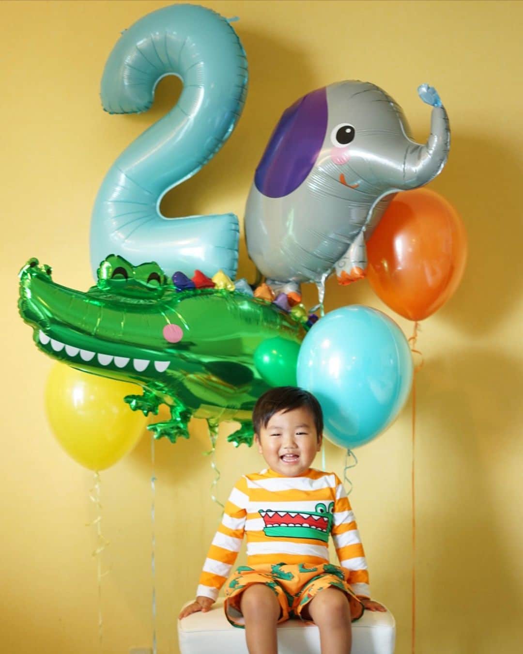 のインスタグラム：「今日は息子の2歳のお誕生日でした♡お水が大好きなのでプール三昧のお誕生日にしよう！ということでさくっと近場にお泊まり＼(^o^)／2日間おもいっきり遊んだ♡プールに行く前にワニさん水着に着替えて撮った1枚目と10枚目、表情が対照的で面白い。笑(というかこの時プールに行きたい息子は座らされてることに基本機嫌悪くて、笑顔は1枚目の1枚のみしか撮れず奇跡のショットとなりました。笑)心の底からプールを喜んで楽しんでる息子の姿を沢山見れて(特に9枚目。笑)父母は大大大満足！やりきった！ 2歳を無事迎えられたことと、2歳のお誕生日を出産前ギリギリだったけど家族でお祝い出来たことにホッ♡まだまだ赤ちゃんな息子がもうすぐお兄ちゃんになるなんて...じーん。2歳のおちょけ全開な息子もどうぞよろしくお願いします♡ #happybirthday#2歳#2歳男の子」