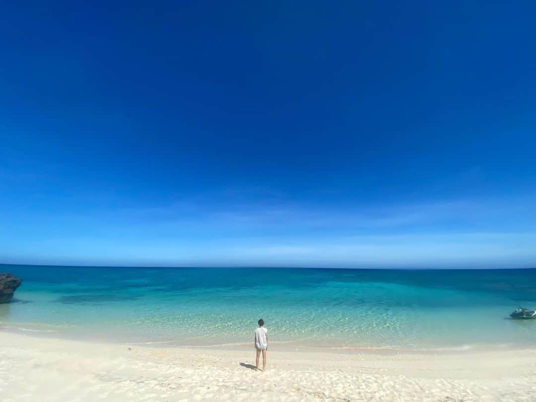 村松智子のインスタグラム：「. 海の日🏖  温かすぎる島の人たち おいしいご飯 静かな街並み 海の中だけでなく#与論島　全てが天国でした🦀🐠🏝  #off #与論島 #海の中は天国さアンダーザシー」