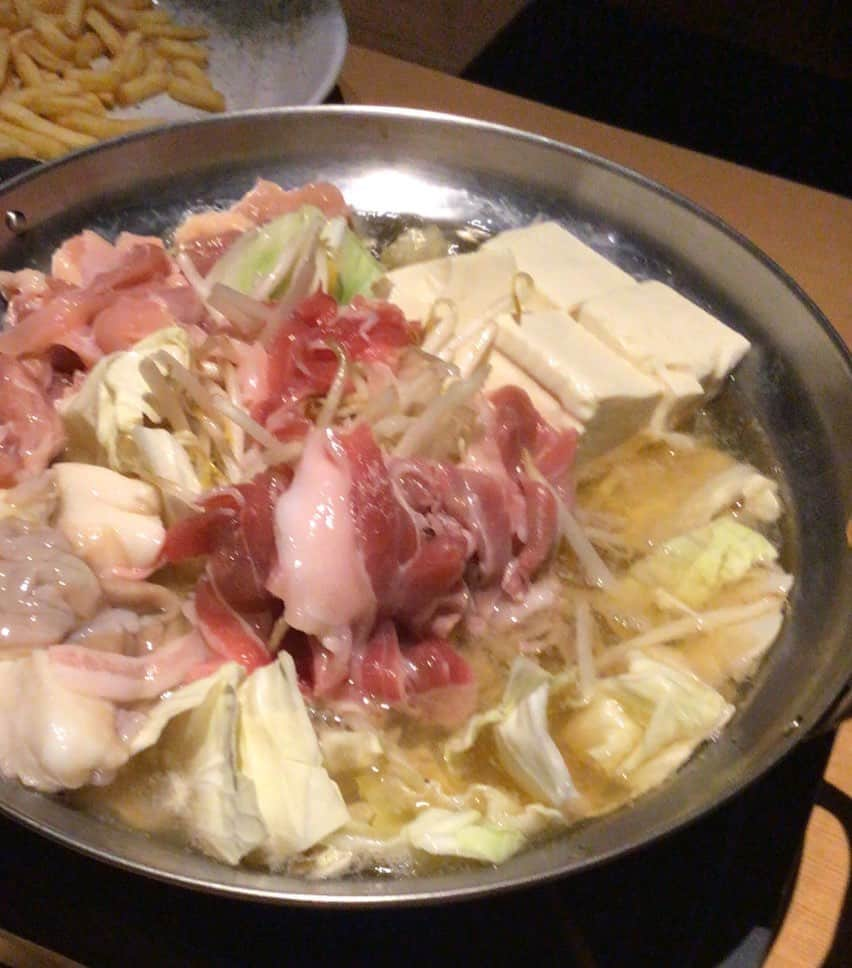 ゆずの小町 布施駅前店のインスタグラム：「今日の賄いです(*^▽^*) 夏にも鍋が食べたい！と思うほど美味しいです☺️🍲 是非食べに来てください〜♪  #ゆずの小町 #もつ鍋」