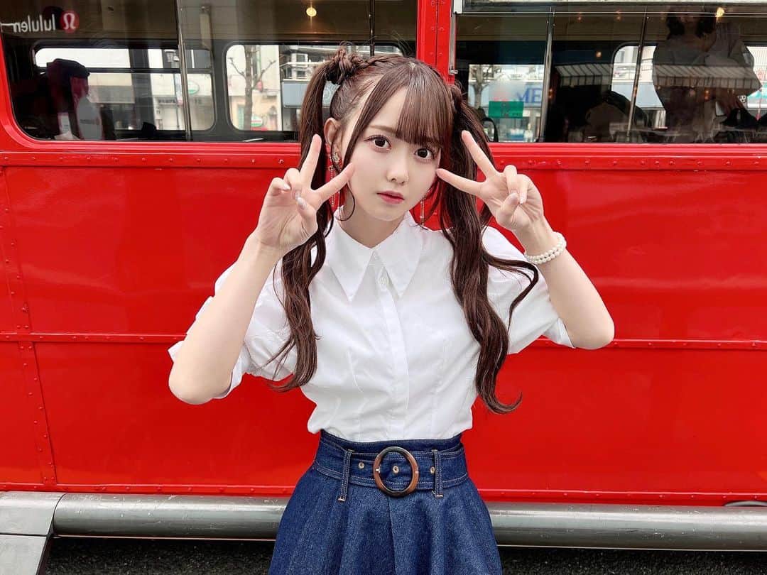 のインスタグラム：「最近ツインテール不足じゃない？(⸝⸝⸝ᵒ̴̶̷̥́ - ᵒ̴̶̷̣̥̀⸝⸝⸝) だってすきでしょぉ♡  この画像のツインテールは春頃だよ ⌒*(„❛ ֊ ❛„)*⌒  #ロンドンバス #ツインテール #snidel #resexxy #スナイデル #サンダル #セーラームーンヘア #お団子ヘア #お団子アレンジ #デニムコーデ #デニム #ブラウス #ブラウスコーデ」
