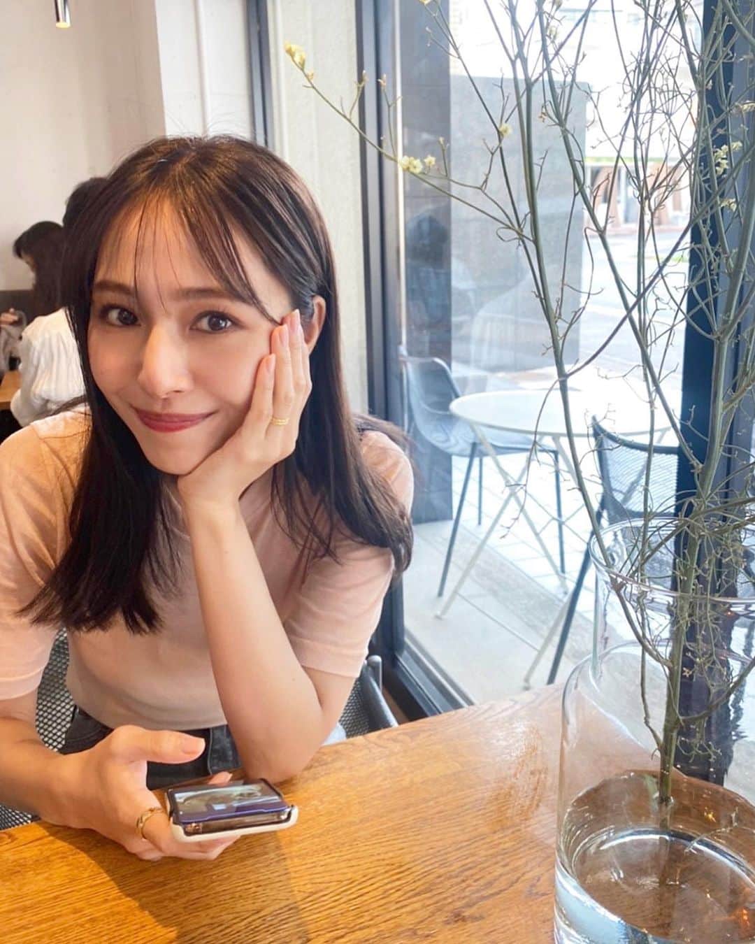石川理咲子のインスタグラム：「先日レディスシェービングサロン フィニ @fini_shaving_salon へお邪魔してきました☺️  シェービングと聞くと男性のイメージが強いかと思うのですが、フィニは、うぶ毛除去と同時に古い角質も除去してくれるんです。 シェービング前にスチームを浴びながらクレンジングした後、フェイストリートメントとハイドレーションで柔らかいお肌に整えるのですが、これがとっても気持ちよくてまるで至福のご褒美時間🥺✨ 気付いたら寝ていました。 理容師免許を持っているプロのスタッフさんが施術してくださるので安心ですよ♡ シェービングが終わったらパックをして終了！ 施術が終わるとすっぴんのお肌(4枚目の写真が加工なしの当日のお肌です)が発光していて、本当に驚きました！そしてもっと驚いたのが次の日のメイクノリの良さ🥹 今回私が受けたブライトアップスキンシェービングの他に、ブライダルメニューも充実しており、これから結婚式や前撮りを控えている方にもぜひオススメしたいです♡ #シェービングサロン#ツヤ肌#顔そり美容#ツヤ肌メイク#フィニ#pr」