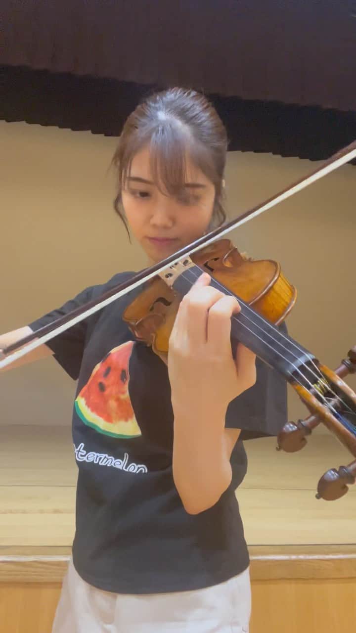高木凜々子のインスタグラム：「#100daysofpractice (13) Paganini Caprice No.11  小さい頃からもう何百万回練習しているかわからない練習曲のひとつ🤣🤣 曲を演奏する前にこれを弾くと右も左も整う気がして、やめられません。笑  パガニーニ本当楽しい🎻💫  #violin #violinist #music」