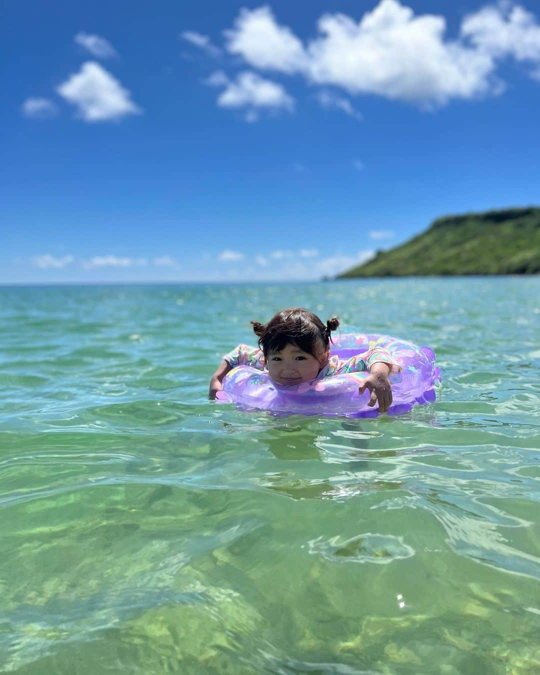 大浦育子のインスタグラム：「今の待ち受け♡ 今年の夏は宮古島へ行こう‼︎と主人と予約。その時はのんびりする旅にしよう〜と言ってたのに、色々調べていくと沢山ビーチに行きたくなり、ビーチをはしごしたり結果予定パンパンな旅行となりました😂 うちの家族旅行ではあるあるな事🤣 これからたくさんアップしていきますね！ . .  #宮古島旅行#新城海岸#待ち受け」