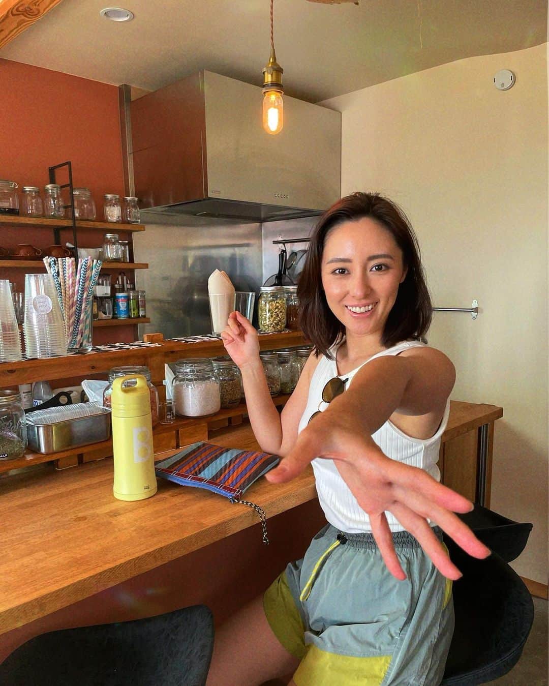 東美樹のインスタグラム：「ビーチヨガイベントで海開きしてきました🐚🧘🏻‍♀️ 店主のIzumiさんの好きがたくさん詰まった、南葉山にある素敵すぎるお店 @herballiving_andmirror 🌿🧡  ビーチヨガした後は、本場インド人の方特製 南インドカレーとパンプキンパイでお腹を満たし🍛🇮🇳  食後は好きなドリンク片手に、心地よいDJの音楽を聴きながらみんなで話したり、ショッピングしたり、一人でぼーっと海を眺めたり、、、。ルールはない、自由な時間♡  好きなことを仕事にって簡単には言うけれど そこに辿り着くまでにはたくさんのやりたくない事を越えないといけないわけで、その山も越え続けて好きを追求している素敵な方達にたくさんお会いしました ♪  こんな風になりたいって若い子たちに思われるようなカッコいい大人であり続けたいし、生きるって大変だけどめっちゃ楽しいじゃん！って彼らが思える世界を私たち大人が作っていかないとですね🐚🧡 　　 お会いした皆様と南葉山の美しい自然たち、 Thank you sooo much for having me!! xoxo  (写真アップが上手く行かず再投稿しました🥲)  #葉山ヨガ #ビーチヨガ #海のある暮らし」