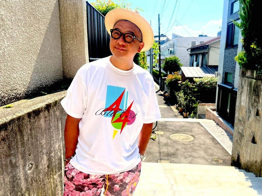 BUCCA 44のインスタグラム：「【グラフィック】-2022 SS 2ND COLLECTION- クールなグラフィックデザインを胸に大きく乗せたTシャツです。  ご購入はプロフィールのオンラインストアから！ 素材:綿100% 着用サイズ:XXXL こちらの商品は受注生産になります。 お届けまで 2週間〜3週間の期間を要しております。 ご了承ください。」