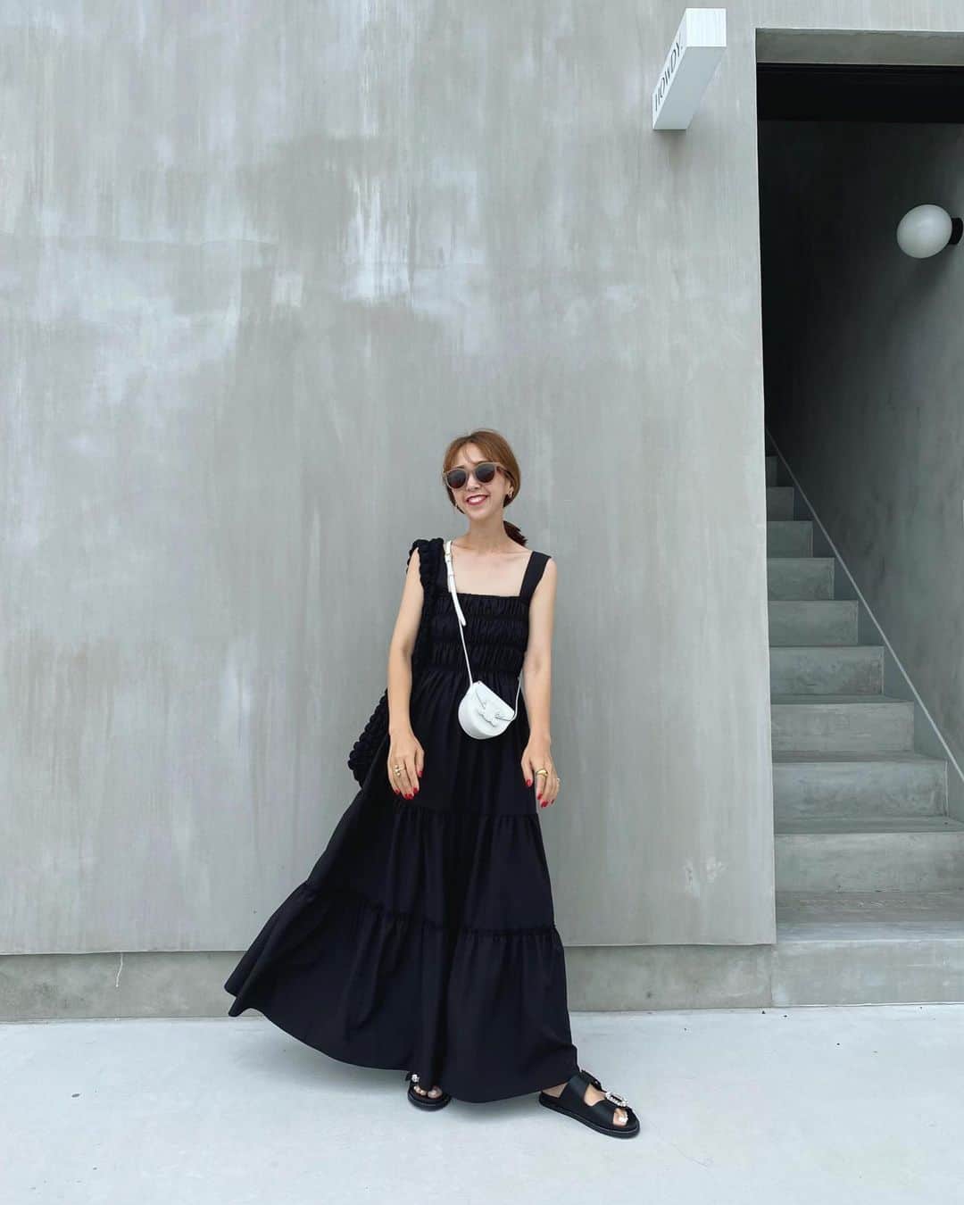 k.eee.iのインスタグラム：「⁡ ⁡ ⁡ 先日の突然LIVEも お付き合いいただき ありがとぅございました🫶 ⁡ その日のコ-デ🖤 お気に入り詰め込みの ハウミテビ-コ-デ😚🫰 ⁡ 👗 @howdy___official 🛍 @baybeeonline_  👡 @mite__official ⁡ 今夜は新作item・再入荷item 沢山です🤍 ⁡ 是非チェックしてみてくださぃ🕺🏻♡ ⁡ 半袖焼けすご。💪🏽 日焼け止め塗らなな😅 ⁡ ⁡」