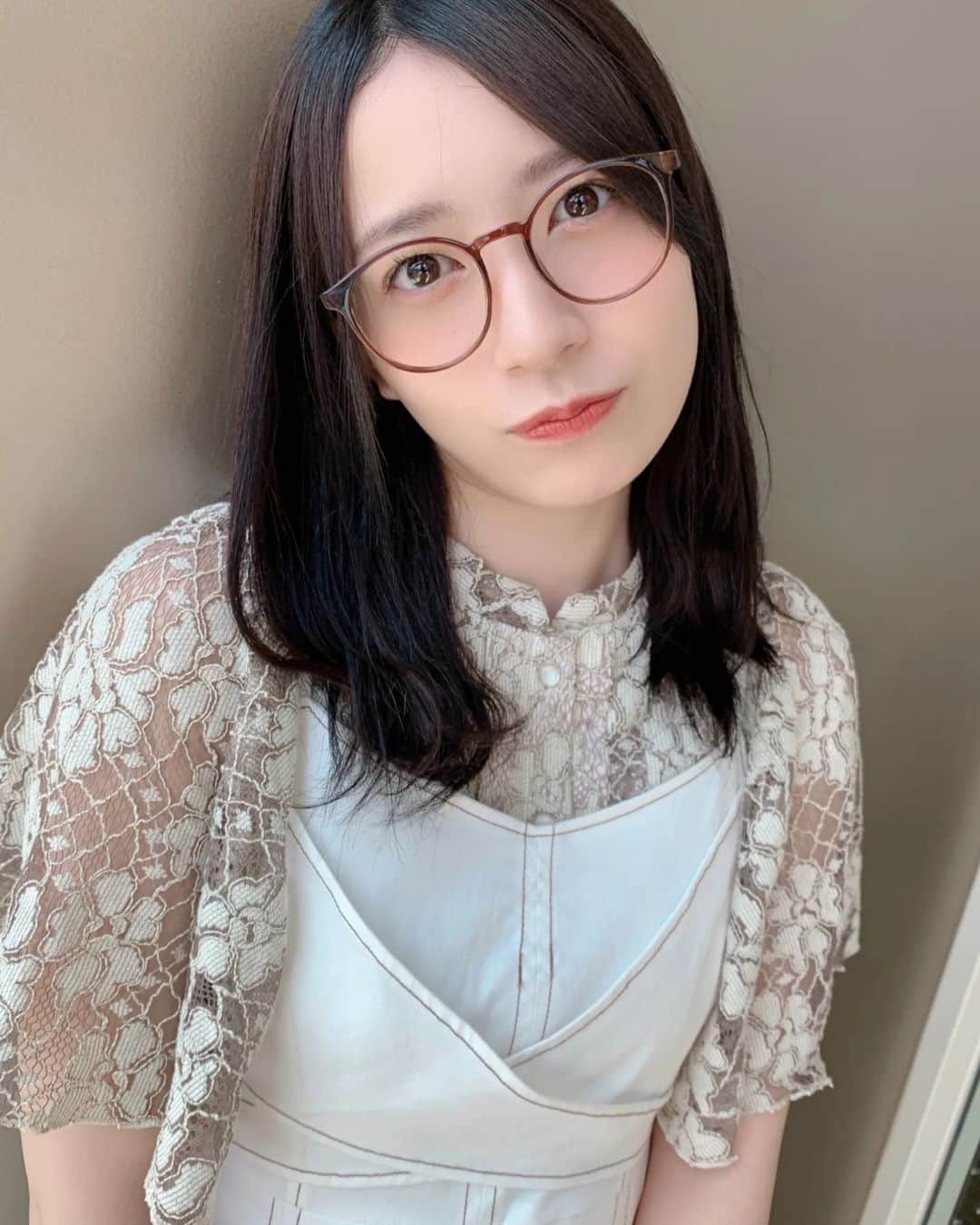 佐々木優佳里のインスタグラム：「今日はめがねをかけてみました！  まちゃが撮ってくれたよ！  #オンラインお話し会 #akb48  #眼鏡」