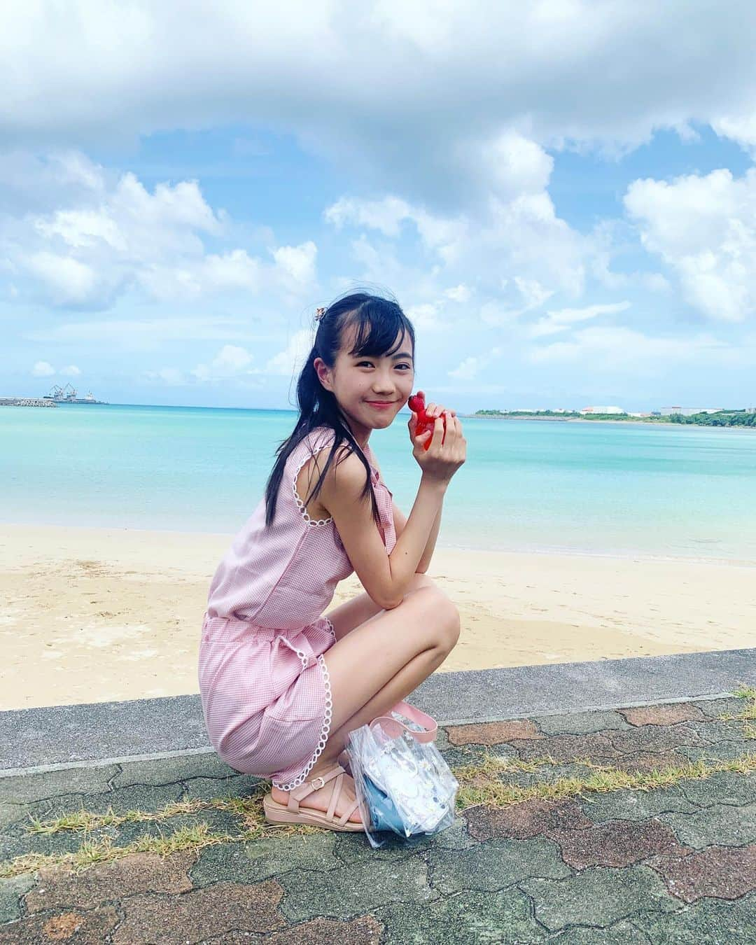 東恩納瑠花さんのインスタグラム写真 - (東恩納瑠花Instagram)「こんにちは〜🤗 今日は「海の日」 るかも、海で苺のシャボン玉しました🎈🍓✨ 美味しいものも沢山食べて 満足です😋💕  そして、オキナナ、『17歳』デジタル配信開始されました〜💗✨みなさん、聴いてね〜💓❤️‍🔥 るか🐰🍒🌺  #オキナナ #OKINAWASEVENSTARS #OKI7STARS #海の日 #沖縄 #17歳 #japan #okinawa #チェリーチェリ  #キッズモデル #colors沖縄  #ラビラブIDOLスクール #ラビラブ #キッズアイドル #idol #jc1」7月18日 16時04分 - ruka.ru_ru