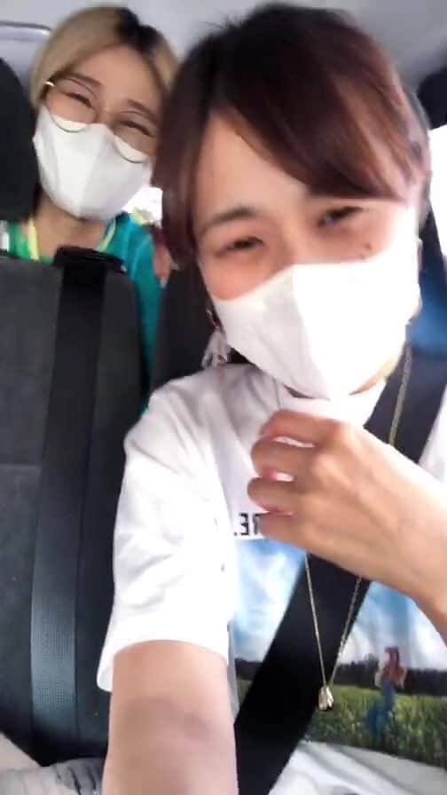 中嶋ユキノのインスタグラム：「仙台からの帰り道🚙✨  ちょいっとゲリラインスタライブ、でした😮 見てくれたみなさま、ありがとうでした😌  #中嶋ユキノ #シンガーソングライター #若森さちこ #パーカッション #newsong #nakajimayukino #singersongwriter #acoustic #アコースティック #ふたり旅 #あなたの街へ #金沢 #仙台  #神戸 #横浜  #山口 #愛媛 #福岡 #静岡」