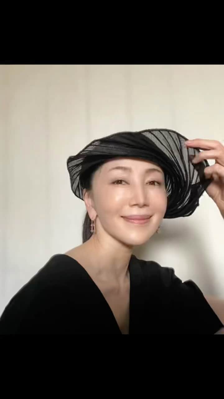 坂村かおるのインスタグラム：「久しぶりに帽子を出してみた。 ・ サンバイザーなのですが、色々な形に変える事が出来ます！ ・ スポーティにしてみたり、エレガントにしてみたり💕 ・ あれ？なんか昔、帽子でギャグする芸人さんいましたね？💦 ・  いつも「いいね！」を頂きありがとうございます。 皆さんのコメントに元気を貰っています😊  #クィーンオブ美魔女 #team美魔女 #美ST #坂村かおる #トータルビューティーアドバイザー #美しく老いる #バランス #美容 #コスメ #ファッション #今日のコーデ #トータルバランス #お洒落な人と繋がりたい #コスメ好きな人と繋がりたい #美意識高い人と繋がりたい #美魔女 #美魔女が変わる #アップデートしてる人と繋がりたい #自分らしくアップデート #アバガスタイル #サンバイザー #黒コーデ #帽子コーデ」
