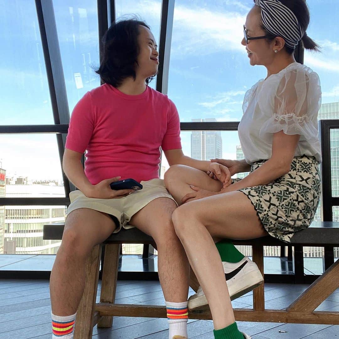 のインスタグラム：「ママ、僕24歳最終日！ と朝 改めて私に話してきたカイト💕 どこに行きたい？って聞いたら 迷わずに銀座！と即答でした。  今日はちょうど銀座でトレーニングの日だったので 数寄屋橋交差点の角のビル🏢の屋上、私達の憩いの場で休憩です。  今はさぁ本当に休日で連休だということも忘れてしまうくらい、水泳に夢中だけど 大変だーキツいなぁ！って心の中で 何度も何度も思うけど いつか今を振り返った時、きっと充実している時だったなあ！と思うと思うんだ。  君は強くて優しい人。ずっと側に居て感じるのは 何かを担っている人だと思うんだよ。 大変だけど全力でサポートするから最後までやりきろう！  夢を掴みたどり着ける。きっと〜そう信じてる。 だから今は辛いこといっぱいあるけど頑張ろうね！ 一緒に乗り越え、夢を掴みに行くよ🇵🇹 そしていつか旅なんかしてゆっくり過ごそうね❤️  #親子#family  #ダウン症#スイマー #downsyndrome #トランスジェンダー#model」