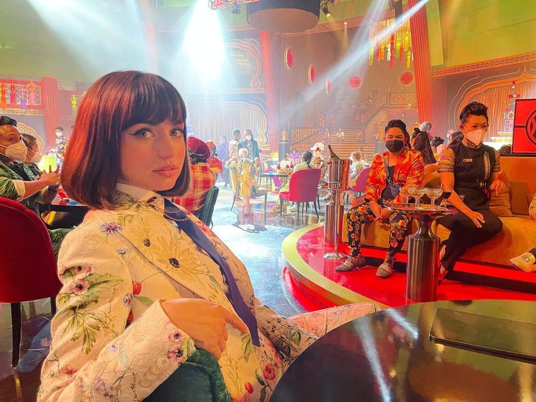 アナ・デ・アルマスのインスタグラム：「I still run like a chicken 🐥.  But, I wanna thank the incredible stunts team who helped me train and get ready for this incredibly demanding role. I couldn’t have done it without you guys. Also, we had the best time. 🙏🏻♥️ @chilipalmershooting @don_thai #thegrayman」