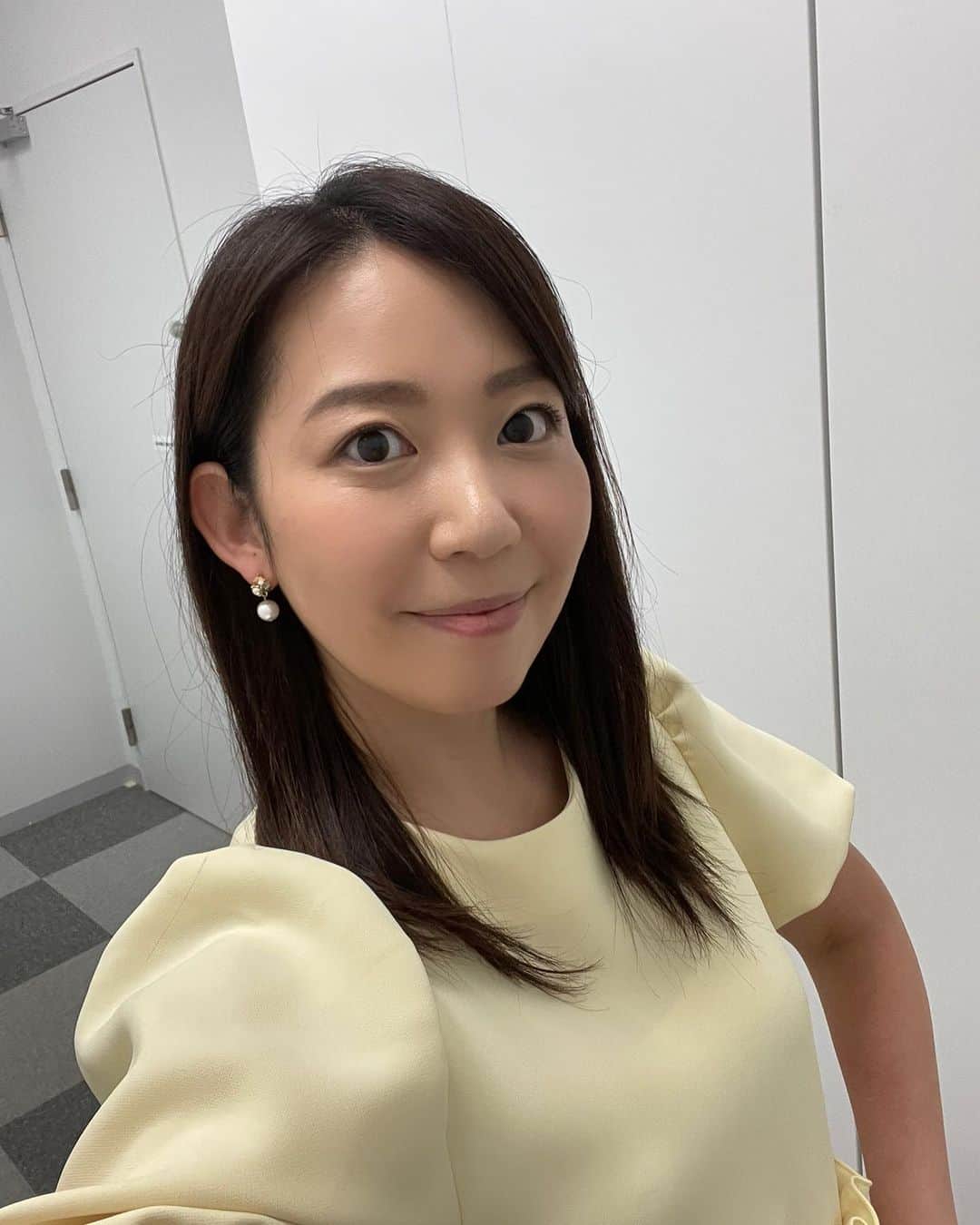 須黒清華のインスタグラム：「今日は代打でゆうがたサテライトを担当しましたー！ 久しぶりのニュースって、とっても緊張するんです、実は…💦  この後は通常営業！ BSテレ東で日経ニュースプラス9です。 8:54から 今夜もご覧ください💁‍♀️  #ニュース #ゆうがたサテライト #日経ニュースプラス9 #衣装 #テレビ東京アナウンサー」
