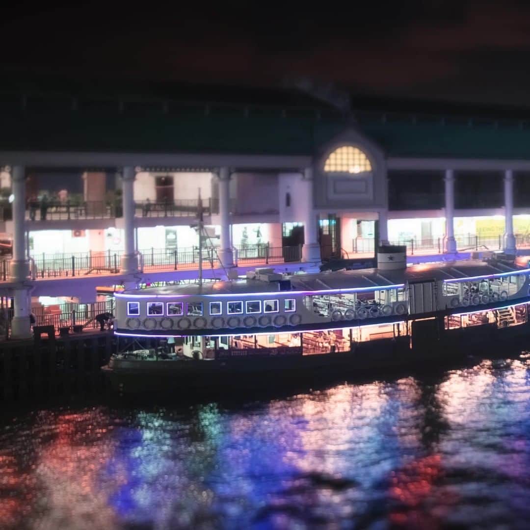 Discover Hong Kongのインスタグラム：「【Harbour in My Eyes】 Just for this month, our very own Star Ferry ⚓ is getting glammed up with neon lights as part of the Hong Kong Harbour Fiesta✨! 係呀，佢比起平日真係有啲唔同呀😎 呢個七月，除咗港九兩岸建築物之外，連我哋嘅天星小輪⛴️都有五光十色嘅特別燈飾🔅，同「維港光影匯演」互相輝映✨！  @hksar25 #HKSAR25 #香港特區25周年 #香港回歸25周年 #維港 #DiscoverHongKong」