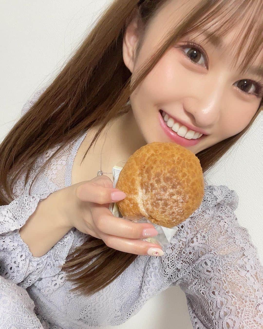 のインスタグラム：「. パクリっ😋❤️ . 甘いもの大好きすぎて、 食べすぎちゃうし欲しちゃうしで、 本当に困ってますっ🥺🥺🥺 . . 次回ゆっくりお会いできるイベント、 詳細も含めてもう少し待ってね！！✨ . 8月20日か27日が濃厚なので、 是非今から空けておいてくださいね☺️ . 次回のSHOWROOM配信の際に、 皆さんのご意見もお聞きしてから 決定したいなっと思ってますっ！！✨ . . . . ❤️写真集『ビキニパークへようこそ』発売中❤️ . ❤️トレーディングカード発売中❤️ . . . #ミスFLASHグランプリ  #アイドル  #idol #モデル #model  #童顔  #japanesegirl #japaneseidol  #asiangirls #asian #asianbeauty  #ig_japan #igers #picoftheday #lingerie  #童顔女子 #低身長女子 #低身長  #低身長コーデ #かわいいものが好き #ファッション #ファッションコーデ  #ヘアアレンジ #ヘアスタイル」