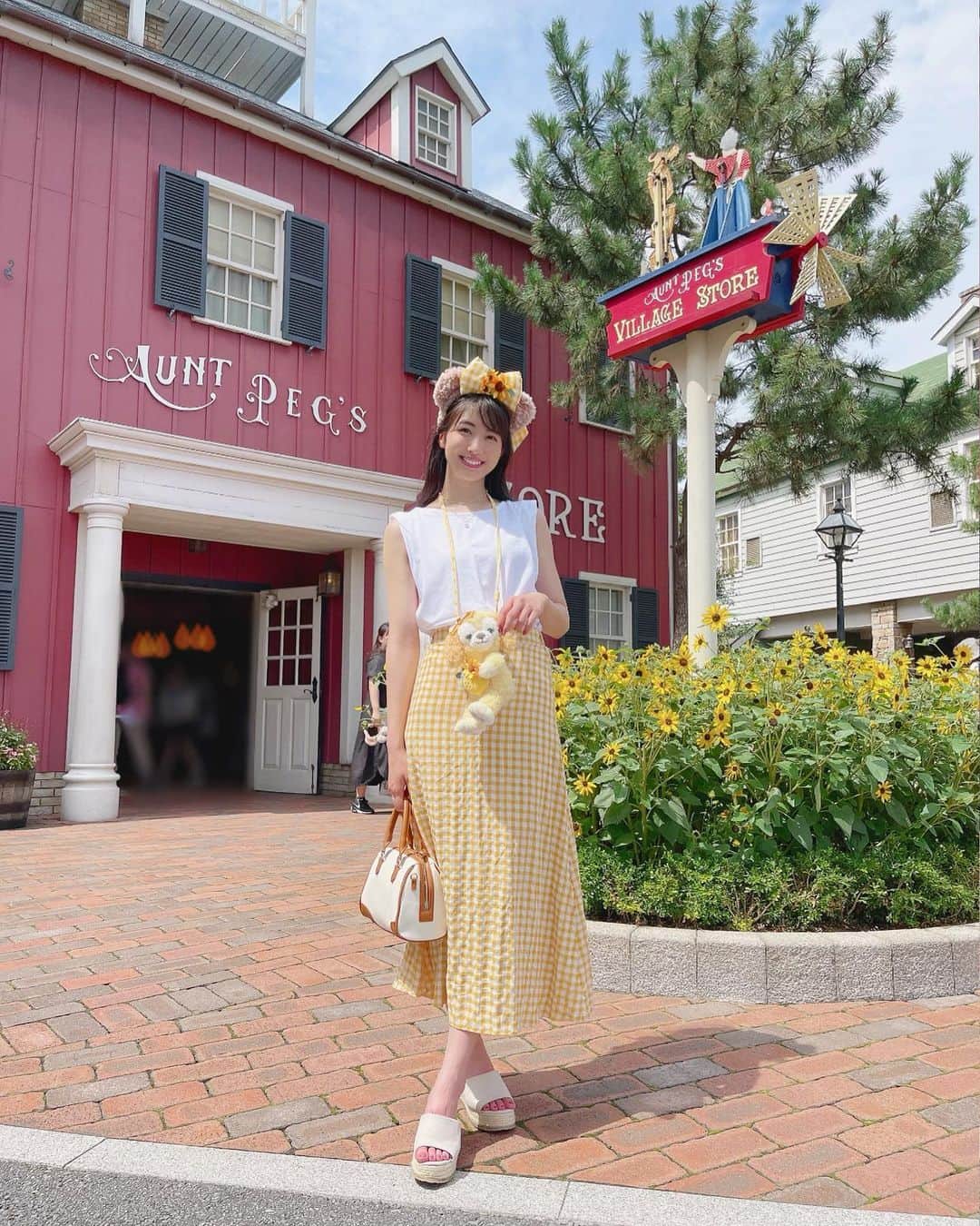 のインスタグラム：「夏だーーーー！！！！🌻🌻🌻 . . #向日葵 いっぱいの花壇で沢山寫真を撮ってきました🌻🌻🌻 #ケープコッド にあるお土産屋さんの前♡  #ダッフィーフレンズのテイスティサマーサプライズ の #シェリメイ の #カチューシャ と #クッキーアン の #ショルダーバッグ 装備🌻☀️🌈   実は数年前に全く同じコーデでお出かけしてます…！覚えてる方いるかな🥹🥹💗(今日一緒にいたひなひは覚えてました、、！記憶力すごい！) . . 珍しく撮ったばかりのほやほや写真投稿でした♡ ……いつもとんでもない #時差投稿 ですみません…🙇🏻‍♀️ . . . . #ディズニーコーデ #東京ディズニーシー #ディズニーバウンド #プチプラコーデ #プチプラファッション #東京ディズニーリゾート #tokyodisneysea #tokyodisneyresort #duffyandfriends #ひまわり畑 #ひまわり #ひまわりイエロー  #accommode #dholic #grl #grl購入品 #grlコーデ」