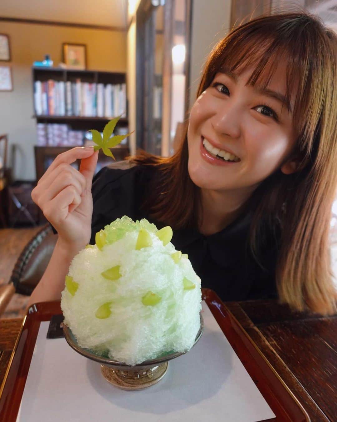 のインスタグラム：「. 三連休の最終日、みなさんどんな風に過ごされていますか？ . 友人とかき氷🍧 少し前の写真です📷 みなさんは何味のかき氷が好きですか？ . また心置きなく出かけられるといいですが🥲 . 今日の衣装 ワンピース @milaowen_official イヤリング @matildarose_official ブレスレット @ete_official . #衣装#アナウンサー#テレビ朝日#ワイドスクランブル#ブラウス#スカート#ワンピース#アクセサリー#夏コーデ#ootd#fashion#아나운서 #장마#오오티디#코데##데일리룩#패션#코디스타그램#かき氷#빙수」