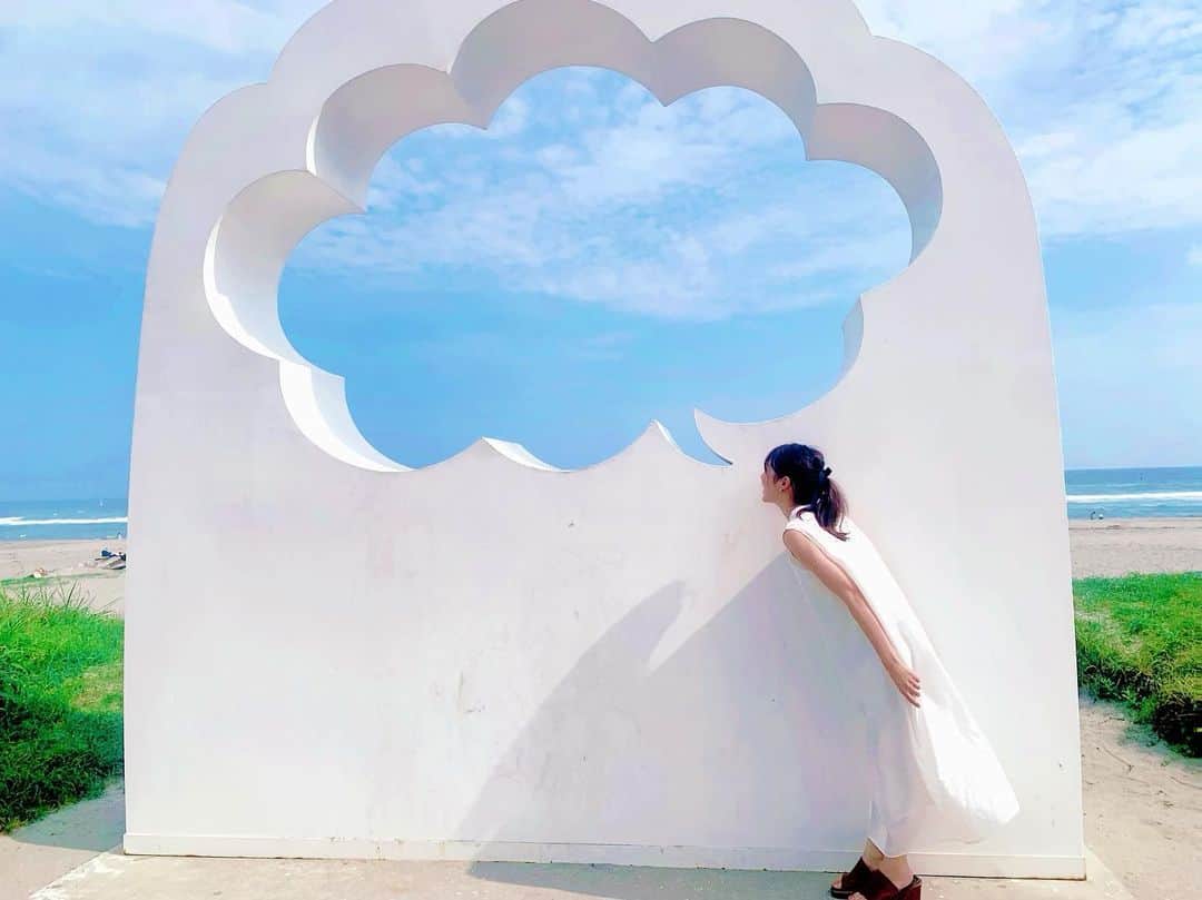 内山絵里加のインスタグラム：「・ ・ うみーーーー𓇼𓆡𓆉 ⋆! ・ ひさしぶりに親友と会えた日。 さくっとドライブ👱🏻‍♀️❤︎ はからずも"THE・海の日"な 午後になりました🐋 あしたからも、がんばるぞー💭 ・ #海の日 #海 #リフレッシュ #ふきだし #うみーと言ってます #いつもありがとう」