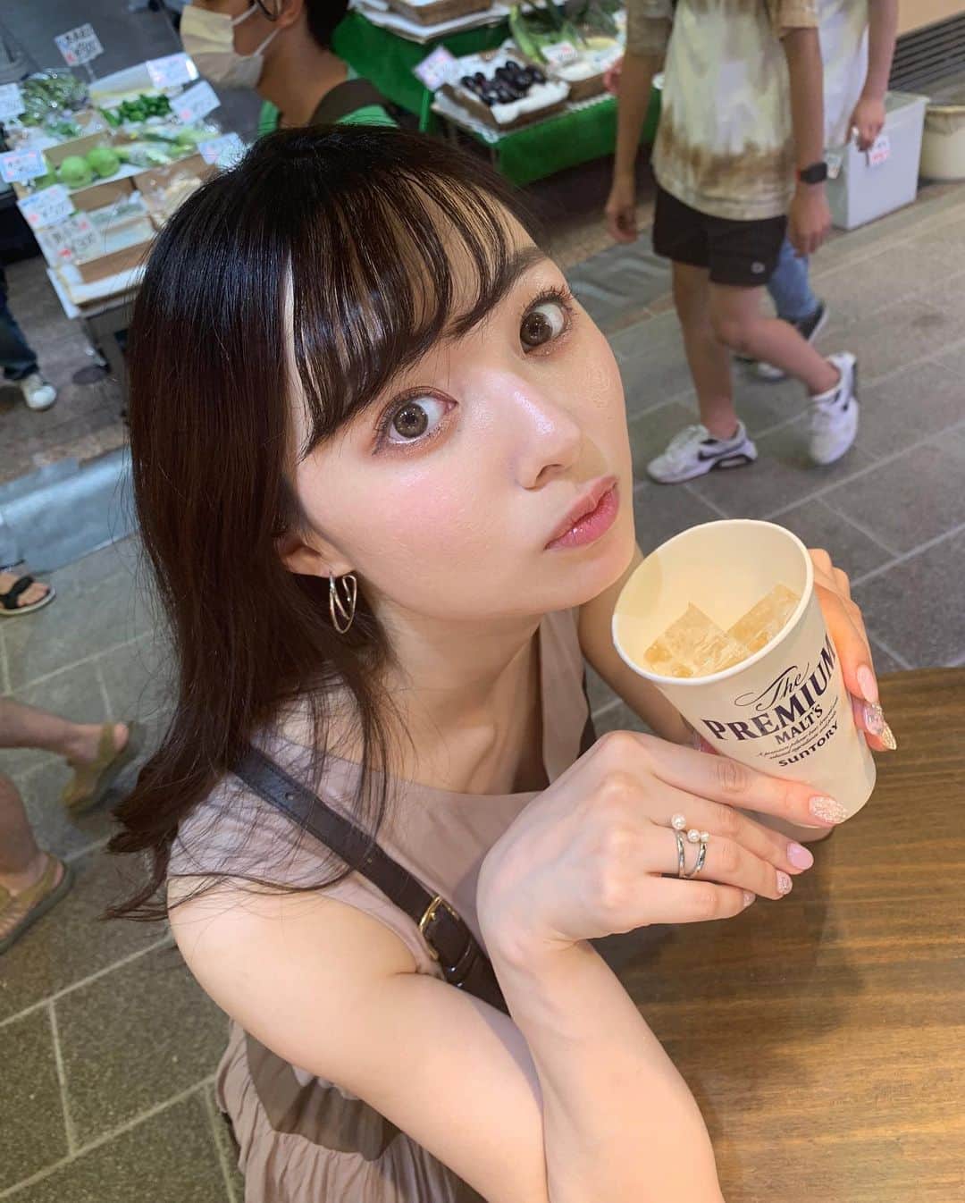 のインスタグラム：「上からショット😂 京都をフラフラと食べ飲み歩きした3連休ラスト😊 祇園祭もちょっと感じれていい夏始まってる✌️  カラコンは　@chuu_lens_official のSunny Cookieのブラウンだよん ノーマルカメラでいい感じの発色！  #chuulens#チューレンズ #カラコン#韓国カラコン#商品名 #カラー名#京都観光#錦市場#河原町#祇園祭」