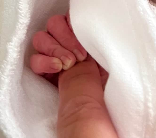 濱口優のインスタグラム：「ご報告　 この度　私達夫婦に､ 新しい家族が増えました  元気な 男の子です  母子共に健康です  皆様に支えられ　 無事出産を迎える事ができました　 これからも温かい家庭を 築いていきます　今後とも　 我々家族をよろしくお願いします。」