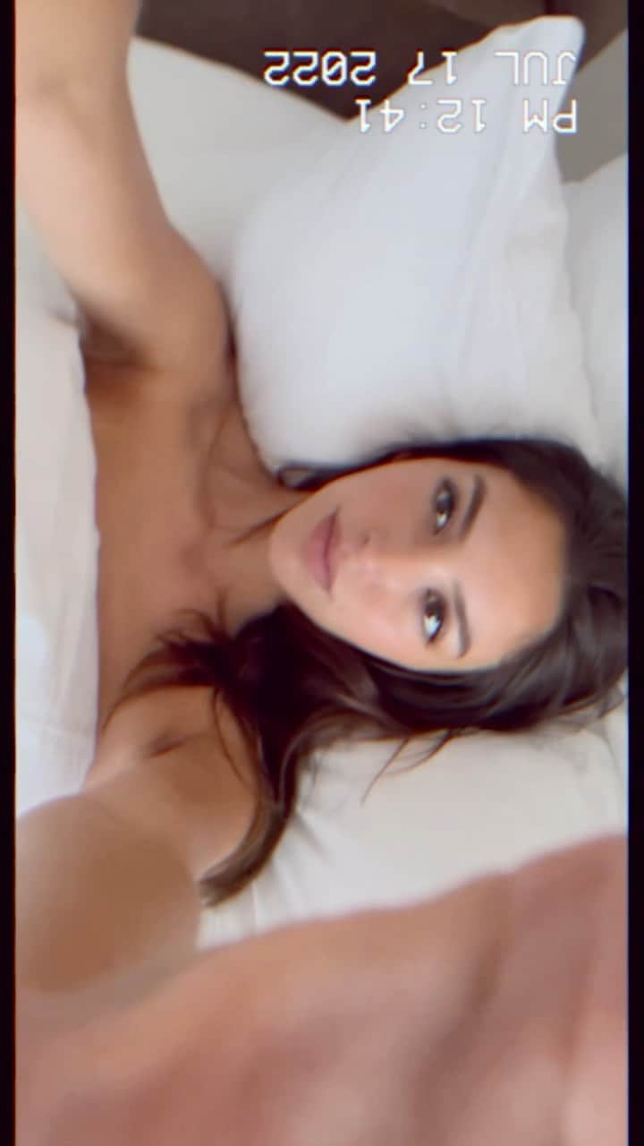 セリーヌ・ファラクのインスタグラム：「Just being comfy 🤍 @nobumiamibeach」