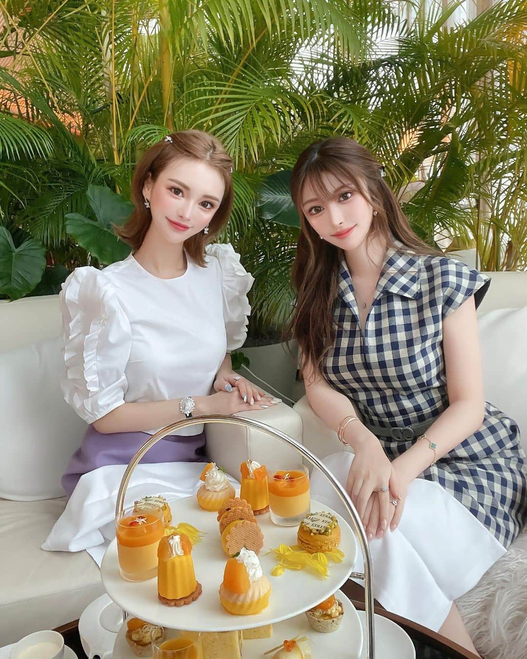 藤咲めいのインスタグラム：「みゆちゃんと虎ノ門エディションのアフタヌーンティーにいったよ👼💗 今月のアフタヌーンティーはマンゴーフェアでした🥭💛🧡  初めて2人で会いました🫣❤️ 元々ファブリックで一緒に働いてた時から綺麗すぎたんだけど久しぶりにあったらもっとスタイル良くなっててお顔も写真のままお人形さんで刺激を受けた🥺❤️‍🔥✨ 私も自分磨きがんばろっ😳💕  みゆちゃん遊んでくれてありがとうございました🥰 次はごはん行きましょっ😚🍽♪  . . . #アフタヌーンティー #虎ノ門エディション #虎ノ門 #女子会 #アフヌン #映え #cafe #dior #港区カフェ #ケーキ #マンゴー #🧡 #💛 #☕️ #coffeetime」