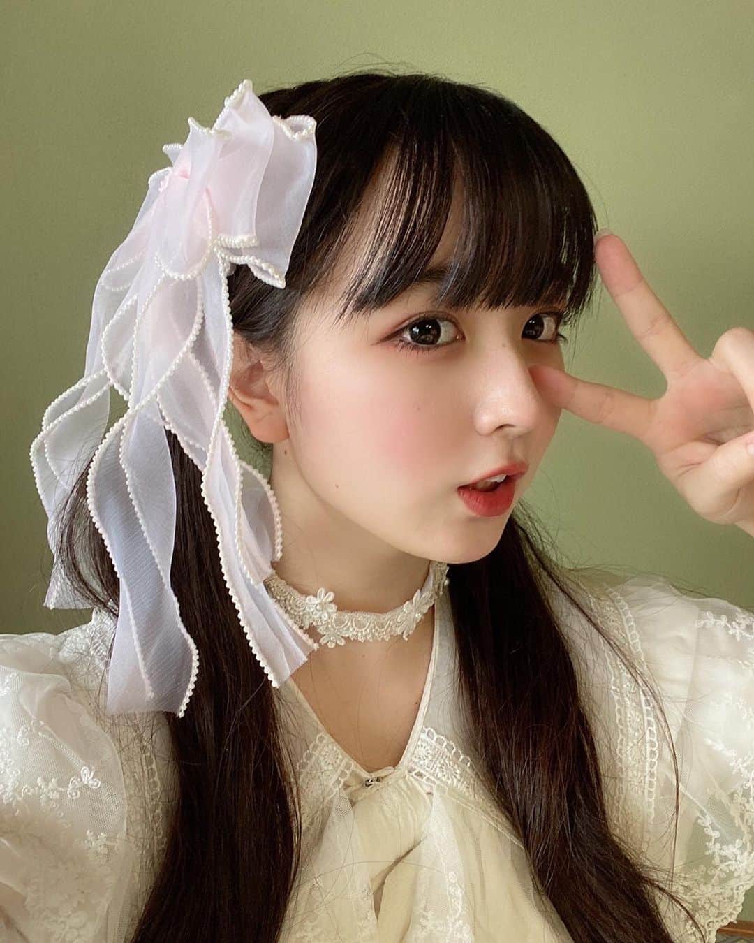 のインスタグラム：「. ぴーちゅ . かしこ . #高田もも #かしこってなに #かしこ #instagood #instagram #ツインテール #ついんてーる #リボン #ビックリボン #ビッグリボン #衣装 #アイドル #idol #japaneseidol #ヘアアレンジ #ロングヘア #韓国ヘア #チョーカー #レース #手芸 #手作りアクセサリー #バレッタ」