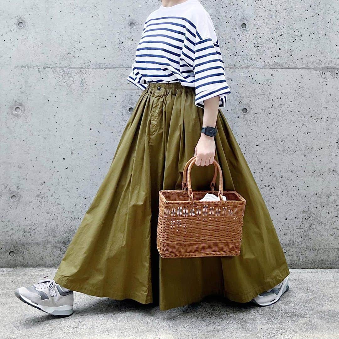 ryokoのインスタグラム：「▪︎  ボーダーTとカルメンスカート🌳  .  tee #blurhms  skirt #harvesty shoes #newbalance」