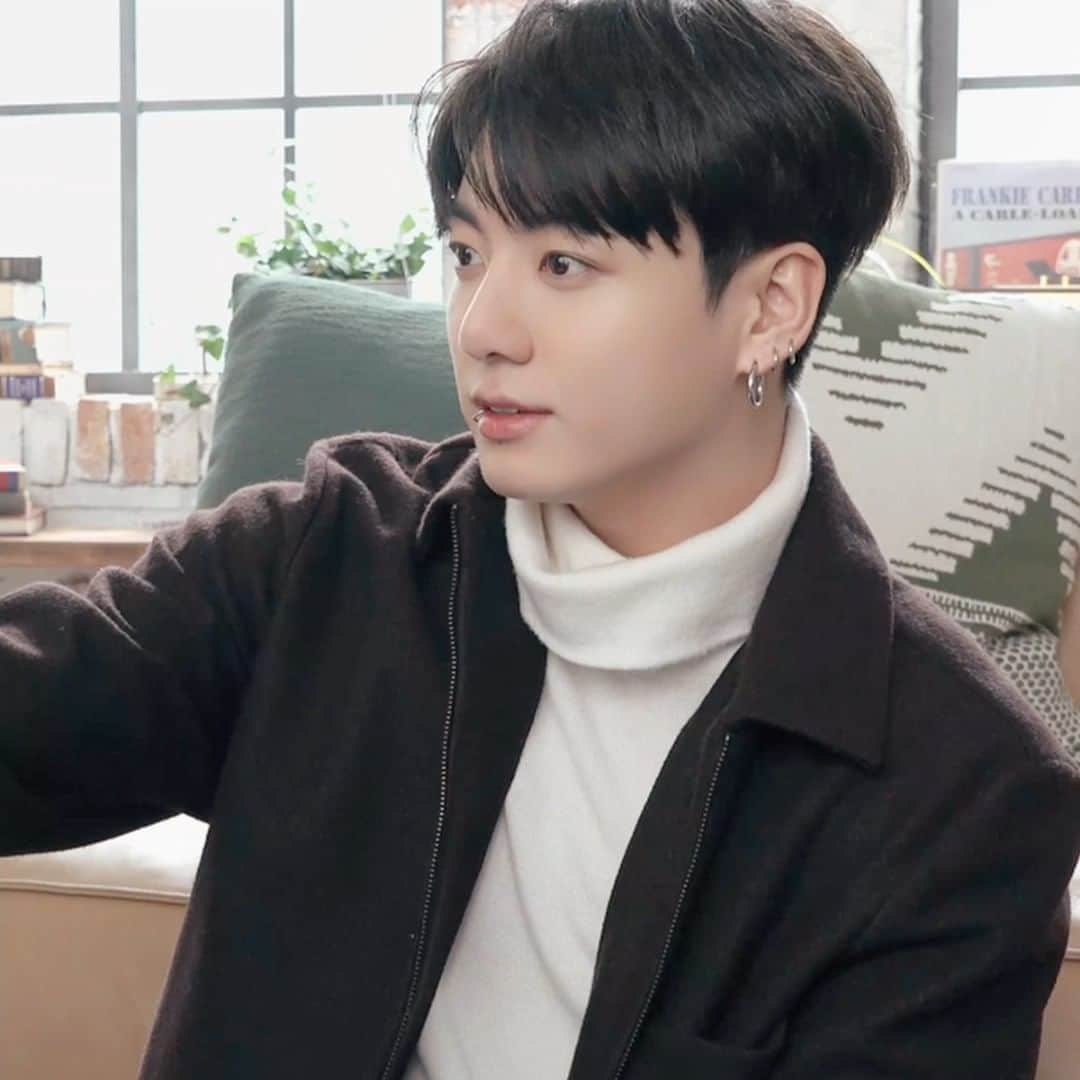 Samsung Mobileのインスタグラム：「#Jungkook setting up his #GalaxyS22 for the perfect show. @bts.bighitofficial #GalaxyxBTS」