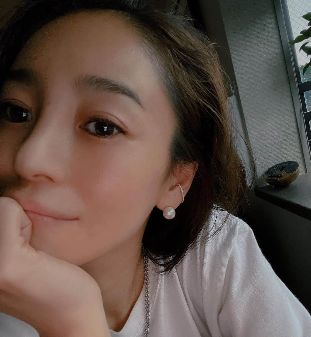 大桑マイミのインスタグラム：「気持ち良い日休日でした。 今日は新しいイヤーカフ 初卸🤍 @prmal_jewelry  のイヤーカフ どのジュエリーにも合わせやすくてキラキラ可愛い🤩 ラボグロウンダイヤモンドという地球環境に優しいダイヤモンドを使用したイヤーカフなんです。 とれにくく安定してる。 夏はギラギラしたい🦋  まつ毛エクステとネイルも新しくして ご機嫌です。 暑い😵汗をかくこの時期、マスカラがよれることな海にもプールにもドポンっ🤗 助かってます。 ネイルは大好きな❤️赤に。 @salonbdaikanyama」