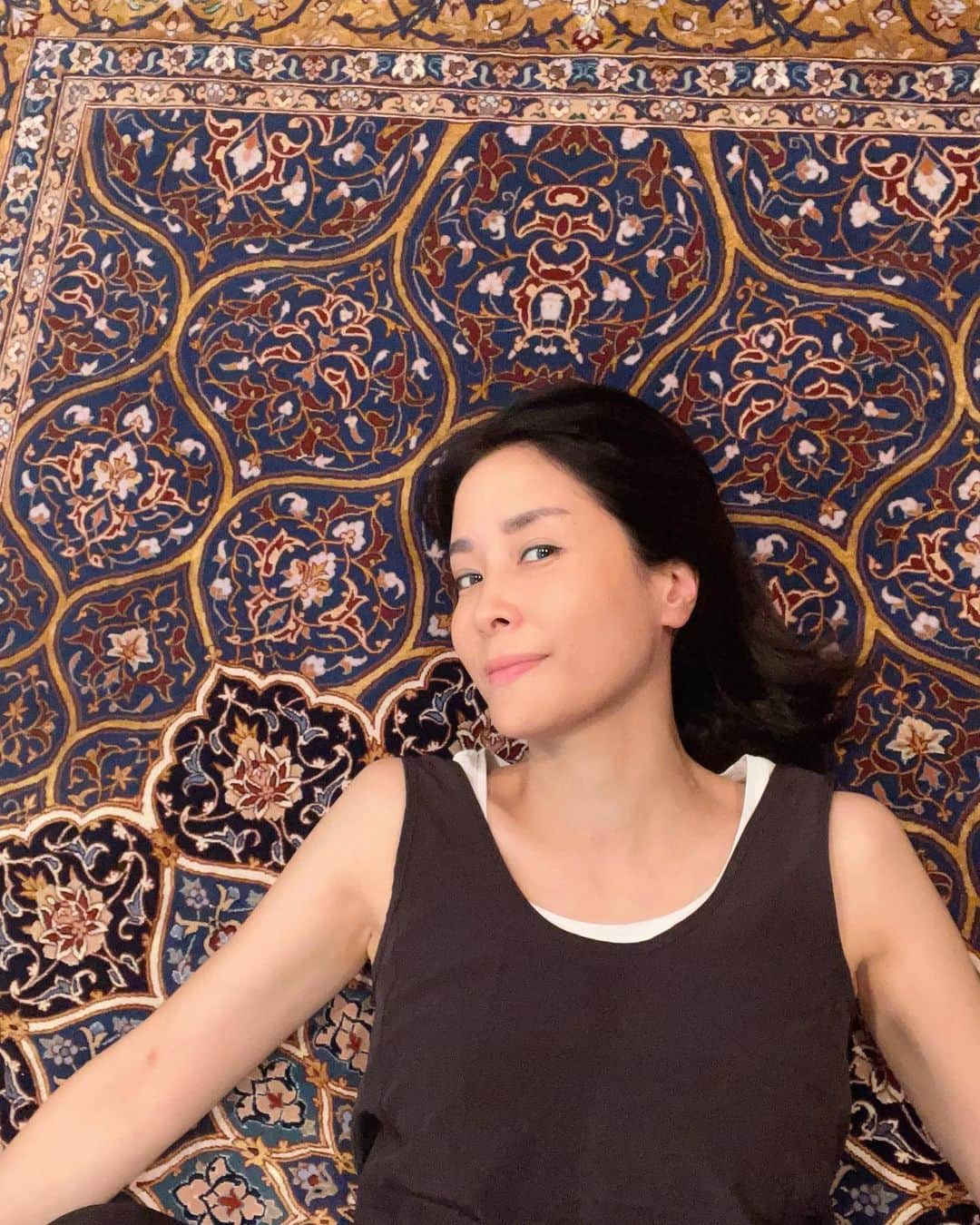 内田恭子さんのインスタグラム写真 - (内田恭子Instagram)「Love the texture and the pattern of the rug!! I can spend a whole day here!  ゴールドがくど過ぎず、でもきちんと主張していて絶妙なラグ。モスクの天井の模様が美しい。  #rug #esfahan #myfavorite #ラグ #lionrug #内田恭子 #kyokouchida #lionrugsaoyama」7月18日 21時11分 - kyoko.uchida.official