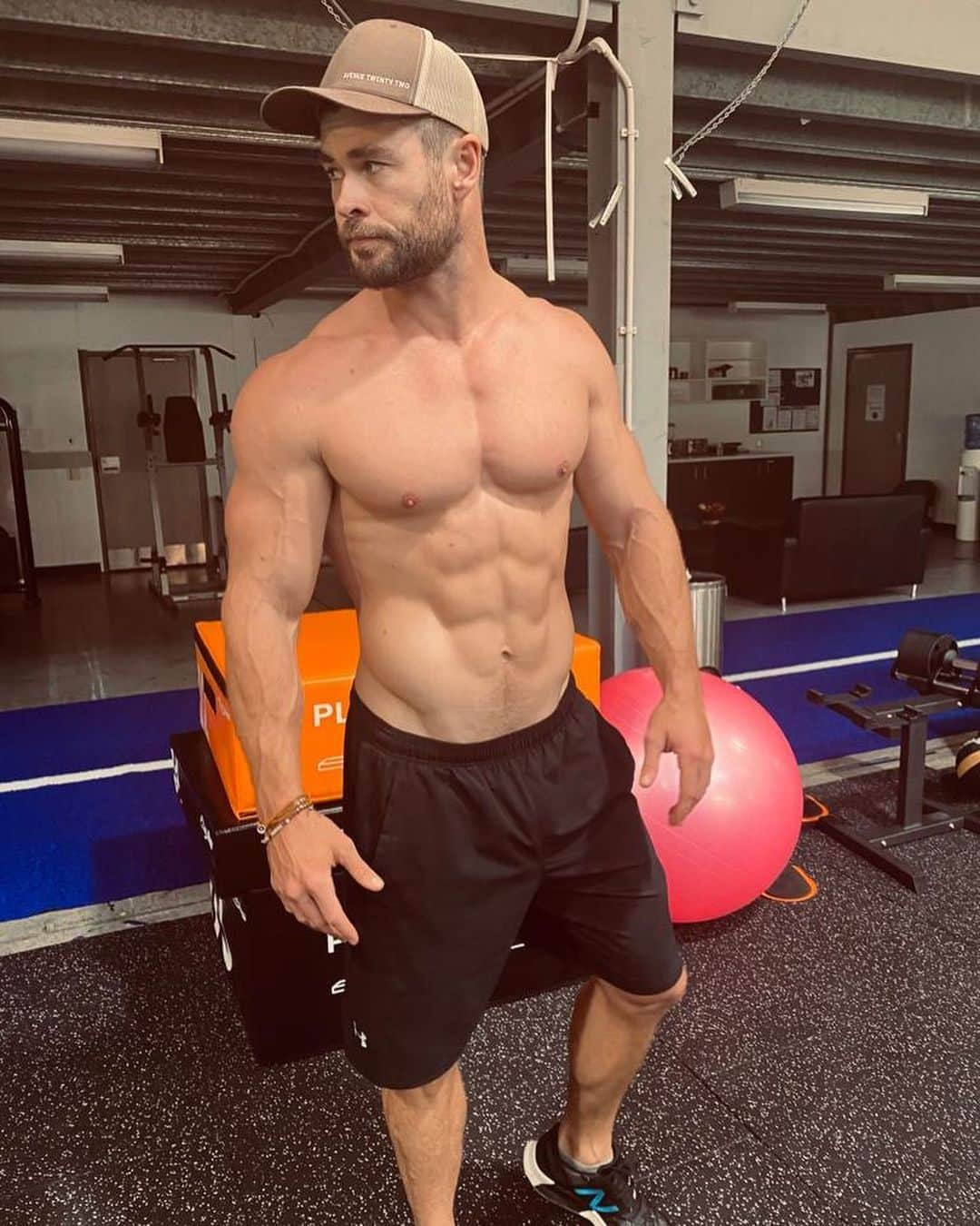 クリス・ヘムズワースさんのインスタグラム写真 - (クリス・ヘムズワースInstagram)「@centrfit has everything you need for your fitness journey. What it doesn’t have is advice on what to do with your hands in photos. I’m hoping this helps everyone out there. Here’s my 3 looks....」7月19日 7時31分 - chrishemsworth