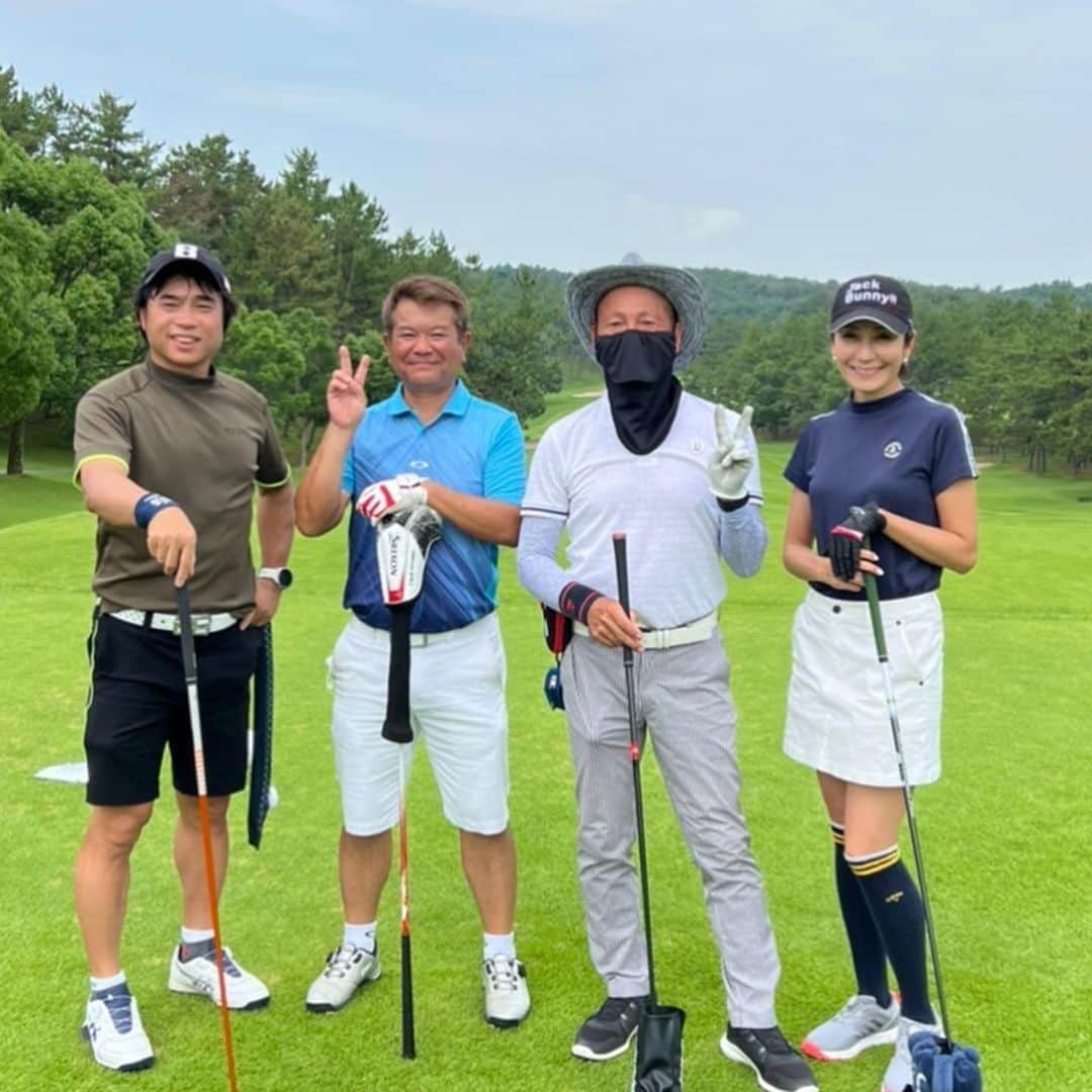 森上亜希子のインスタグラム：「昨日は「えん座」さんのコンペに参加させて頂きました。 総勢190名の大コンペ。  私は出だしにバーディを取って、そこで全てを出し切りました！笑  スコアは全然まとまらなかったけど、めちゃくちゃ楽しかったです‼️ ありがとうございました🙇‍♀️  それにしても、このテニスの様な掬い上げて打つ打ち方何とかしたい‼️ 本気でレッスン通おうかなぁ。 イメージ全英オープンを見てバッチリなはずなのに🤷‍♀️  #ゴルフ #コンペ #楽しい #ゴルフ女子 #golf #上手くなりたい #趣味 #感謝 #tennis #テニス」