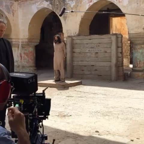 ヌーマン・エイカーのインスタグラム：「One day we‘ll talk about what happend two minutes before this scene. So funny!  The amazing dop @davidkleinasc is trying to get the shoot. On the other side an amazing actor already in character waiting for his lines. #mohammedbakri  @sho_homeland #season8 miss that amazing team. Such a blessing to work with all of you.」