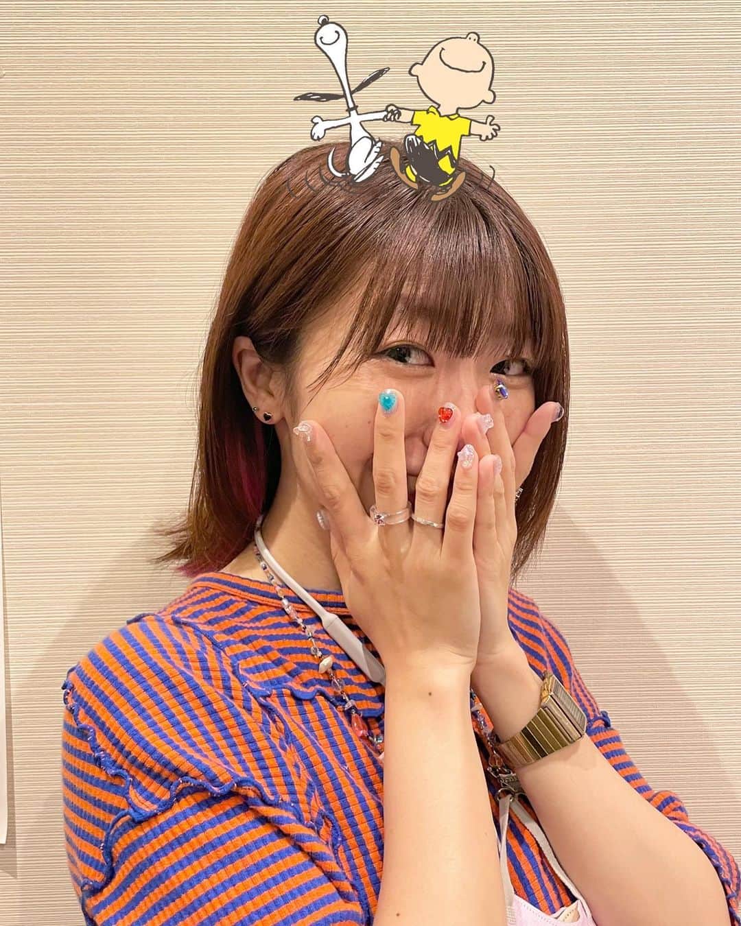 ぱいぱいでか美のインスタグラム：「ちょい前にヘアメンテ行ったから近影載せたいけど髪の毛ぐちゃぐちゃなのでPEANUTSたちに踊ってもらった . でか美祭でどんな髪型にするか決めかねてて(どうせ直前まで決めない) とりあえず切らずにソフトウルフ続行してます🐺 Spicaでトリートメントもやってもらったから 今日髪の毛のケアめちゃくちゃ適当なのに😂 アホ毛以外はちゃんとまとまってます🫶🏻笑 いつもありがとうございます！ Spicaでのケアに助けられてるけどホームケアもがんばります。。 写真の角度的に見えないけどいつものインナーカラーも入ってるよん〜💖 . #Spica #ヘアメンテ」