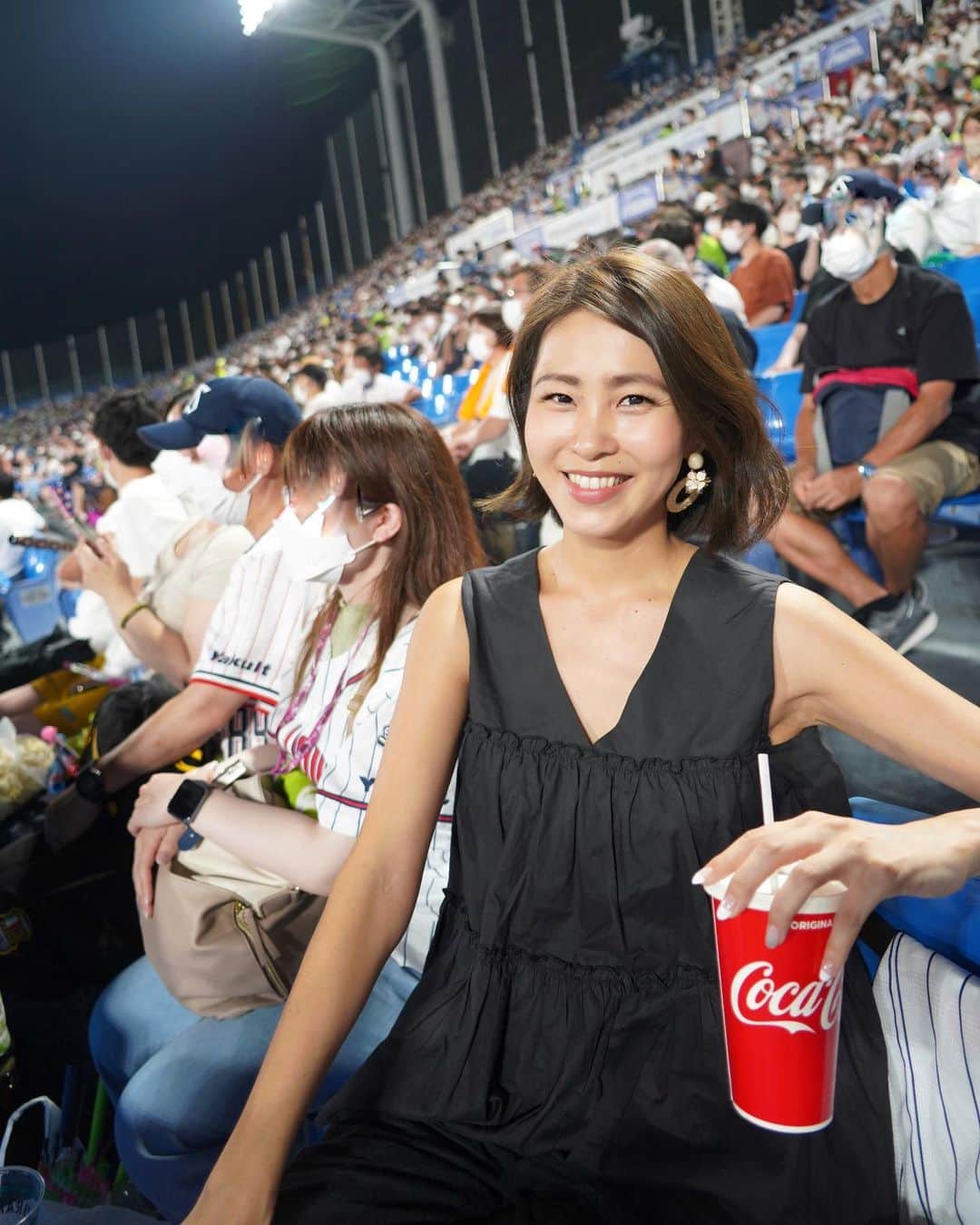 のインスタグラム：「まけほー  ①風のある日のナイターは気持ち良いね😌 ②（泣） ③サンタナ様おかえり✨ ④空中くるりんぱ  なんか久しぶりの接戦で楽しかった😆  明日の準備してたら 投稿遅くなってしまった…  2022観戦 24戦目 #坂元野球観戦記録 観戦試合 18勝6敗0分  #神宮球場 #ヤクルトスワローズ #ヤクルト戦  #巨人戦 #ジャイアンツ戦 #読売ジャイアンツ #プロ野球 #野球の楽しみ方は人それぞれ #乱打戦は嫌いじゃない」
