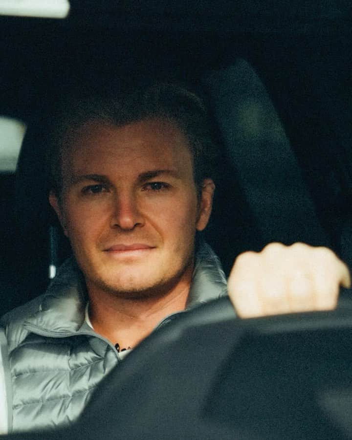 ニコ・ロズベルグのインスタグラム：「What’s more fun to drive: A combustion car or an electric engined car? Let me know if you agree with my answer…check out my new Q&A session on e-mobility! 🙏🏼」