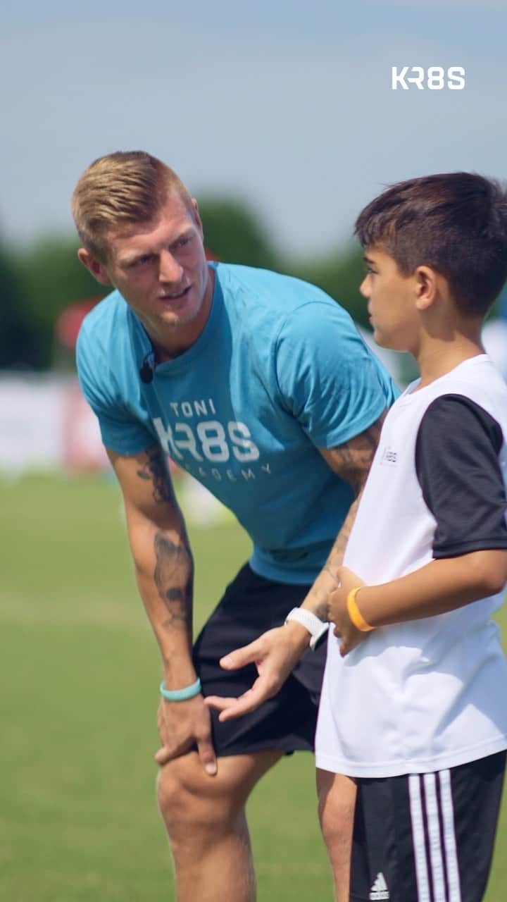 トニ・クロースのインスタグラム：「6 days of fun and great training sessions 🙌  Thank you all for participating in the @toni.kr8s_academy camp in Cologne. Stay tuned and check out the academy homepage for the upcoming camps 👀📲  Thanks to all partners and people involved 🤝👍 @decathlondeutschland  @adidas_de @rewe @eliteskillsarena  @touch.wall  @ft360.soccer  @marcelfreestyle @pascalgurk @felixkroos23 @jannikfreestyle @gokixx  @phwestermeyer @simon_films_」