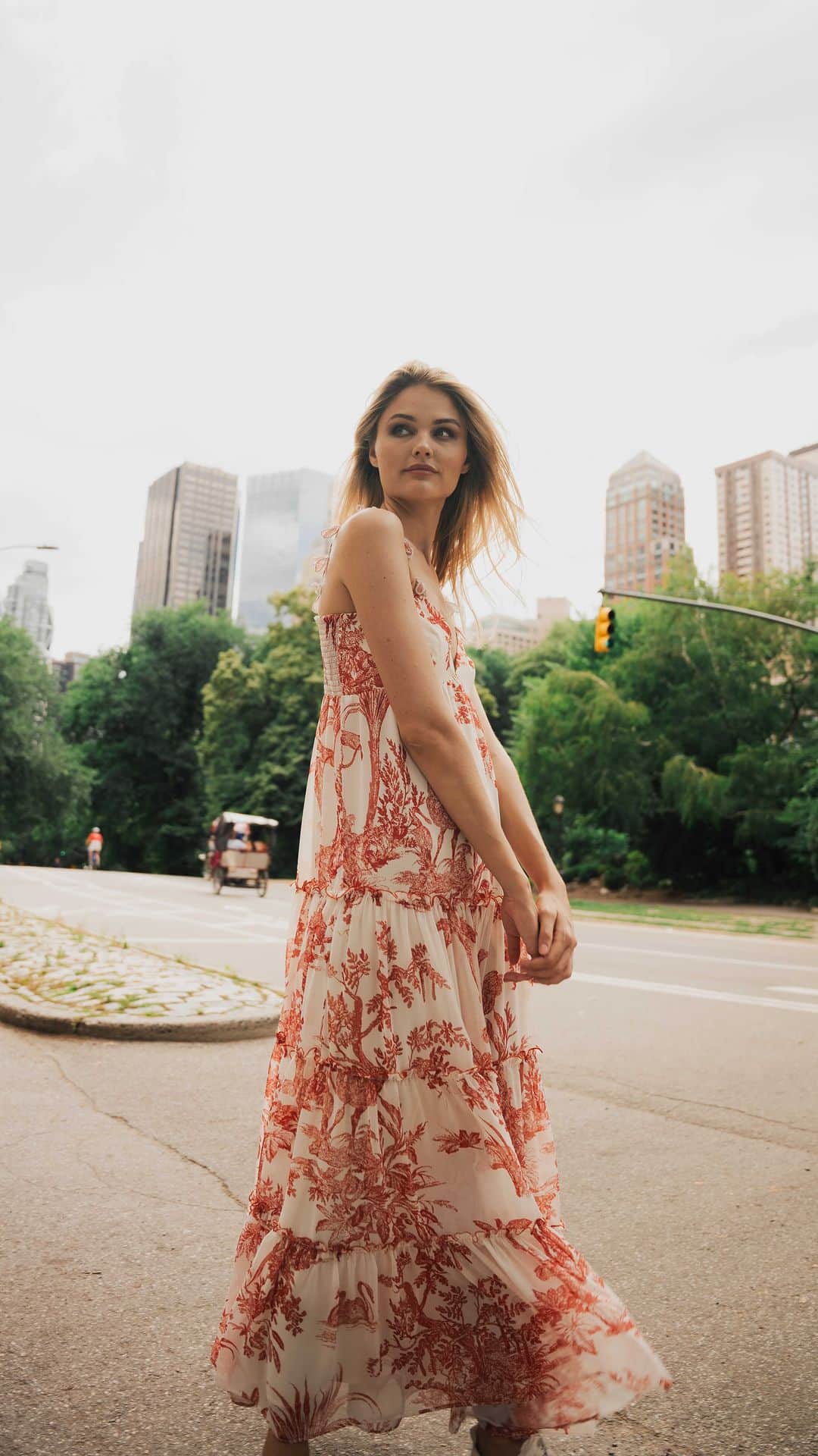 サッチン+バビのインスタグラム：「Summer in the city. The perfect look is easy, grab your favorite maxi, a little sunblock and the day is yours!」
